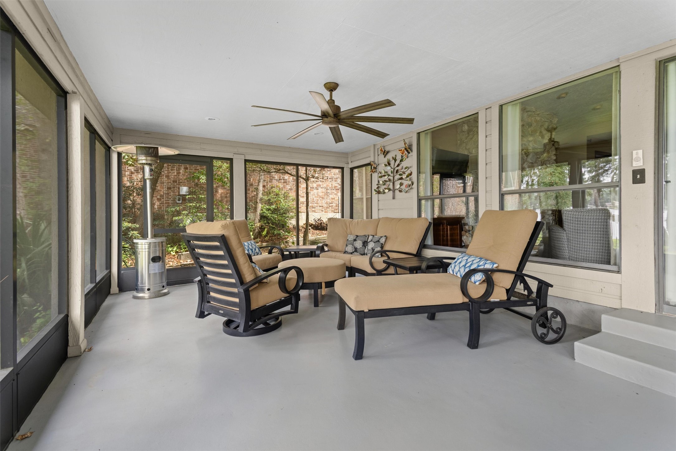 15749 Lakeway Drive Property Photo 3