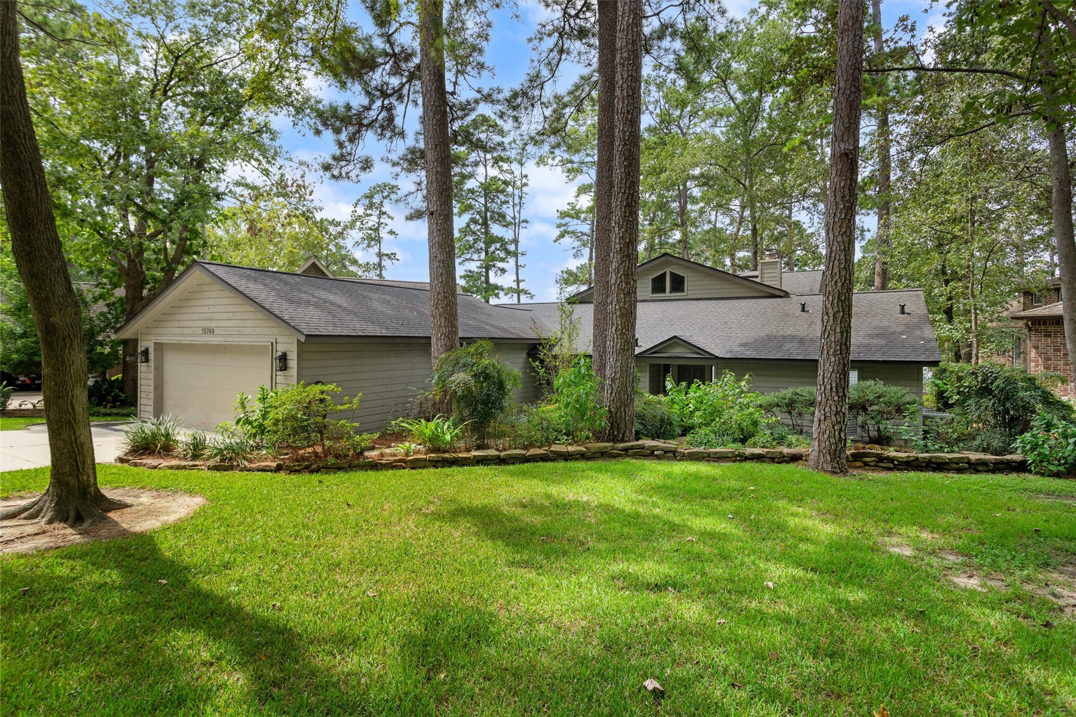 15749 Lakeway Drive Property Photo 6