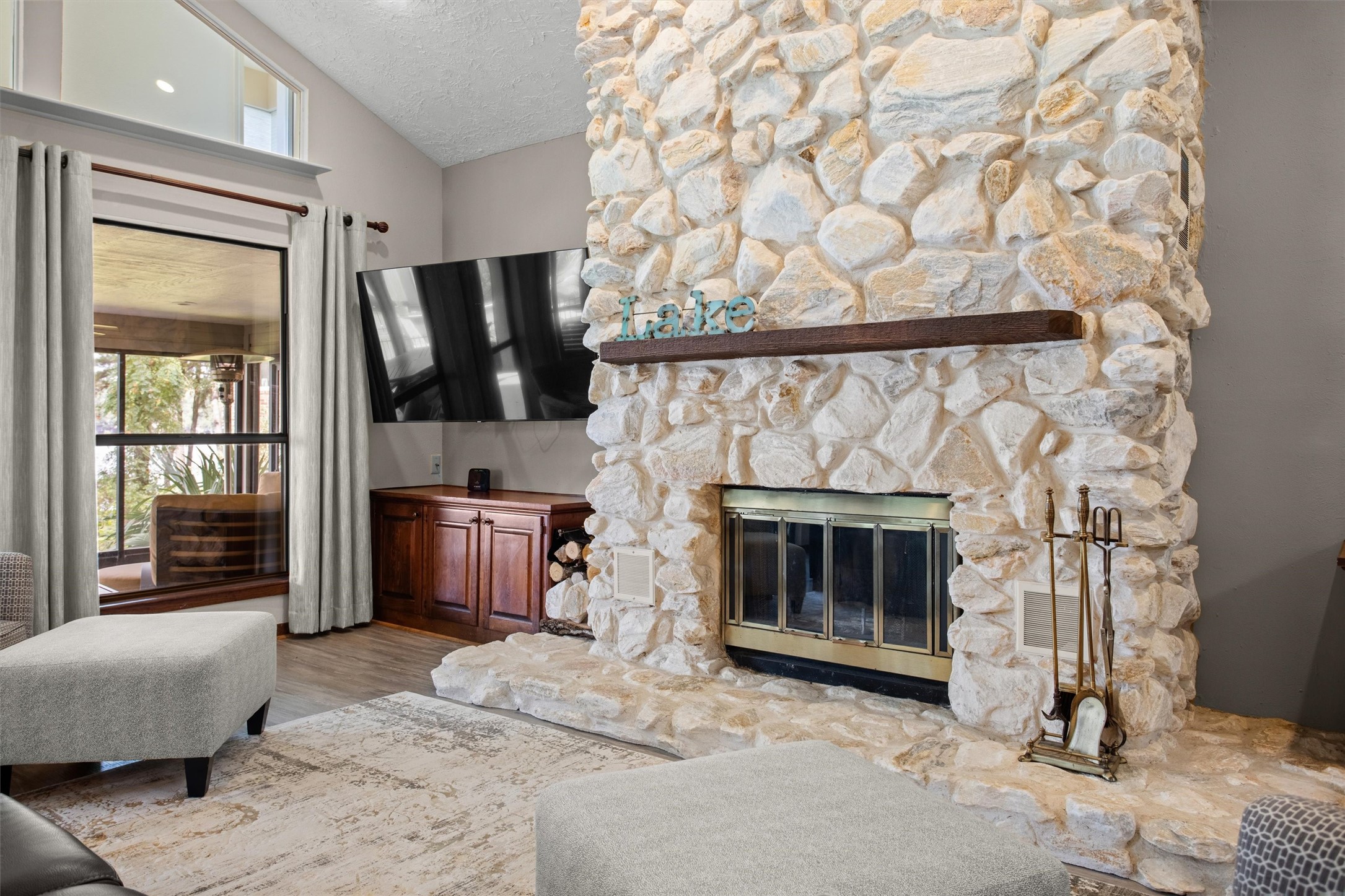 15749 Lakeway Drive Property Photo 12