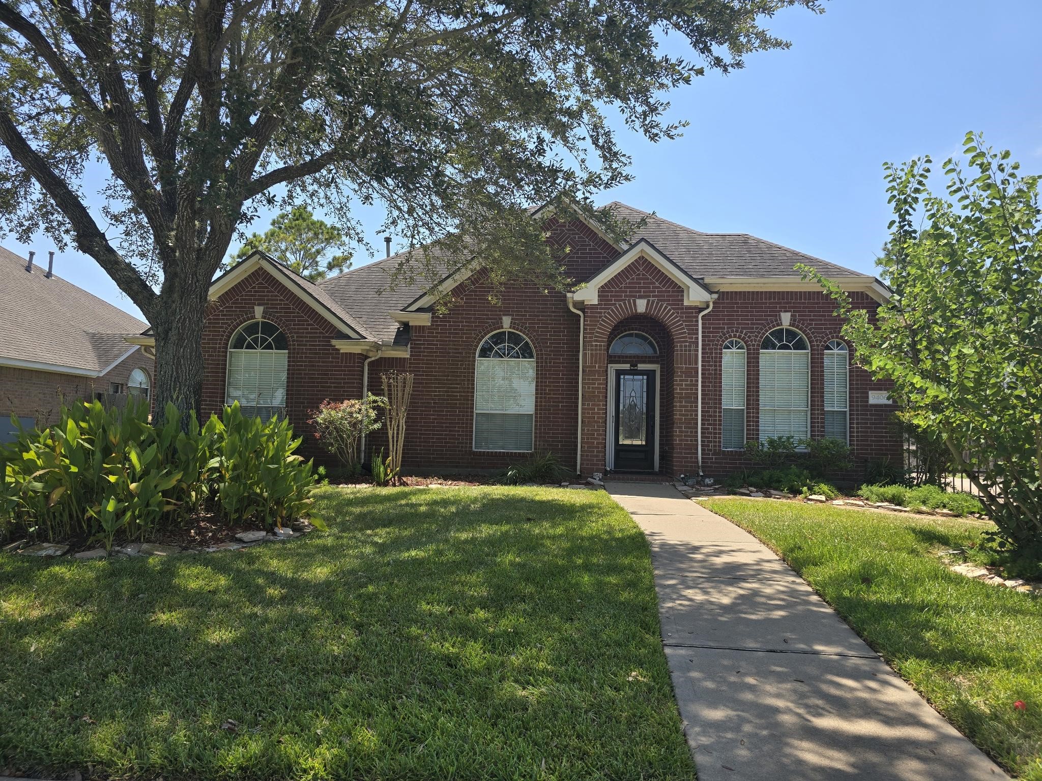 9406 Sunlake Drive Property Photo 1
