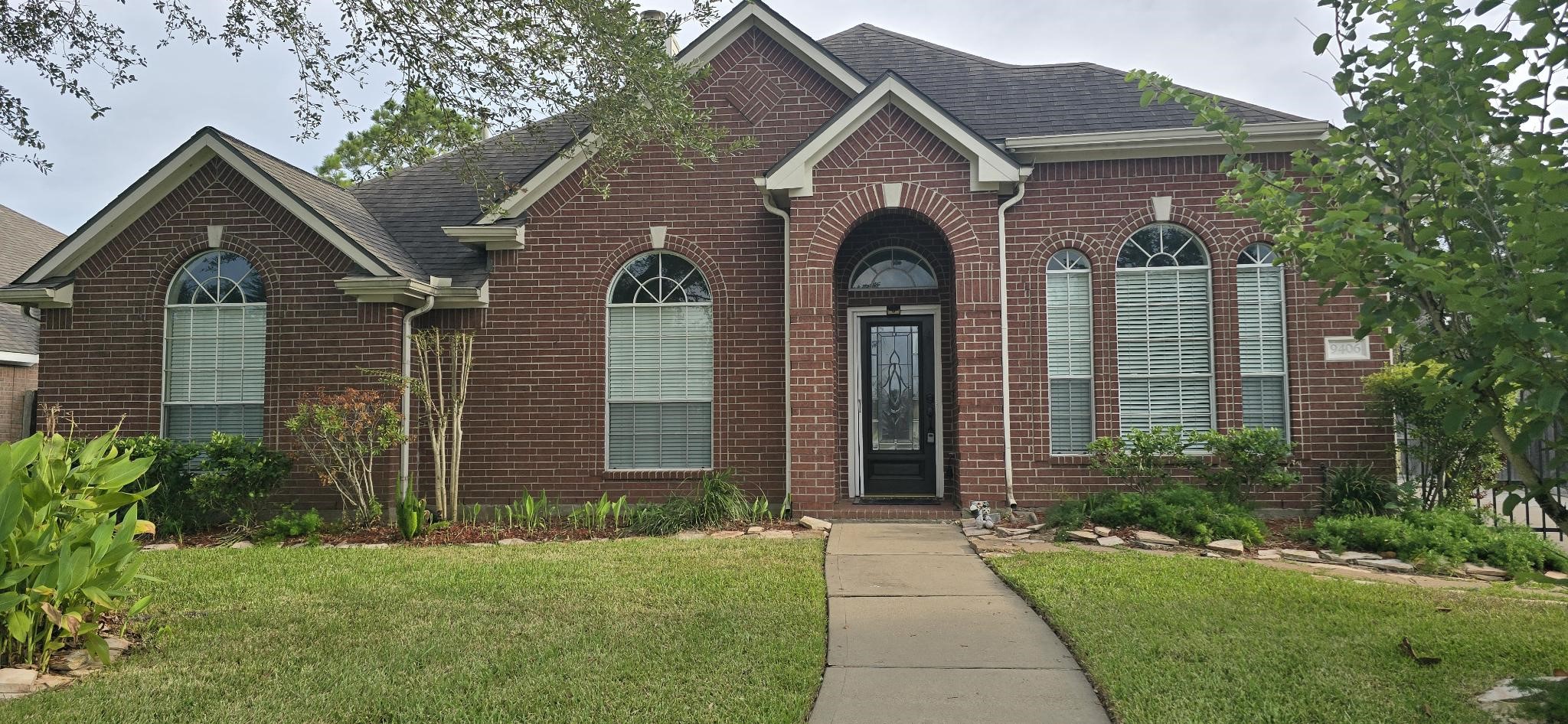 9406 Sunlake Drive Property Photo 2