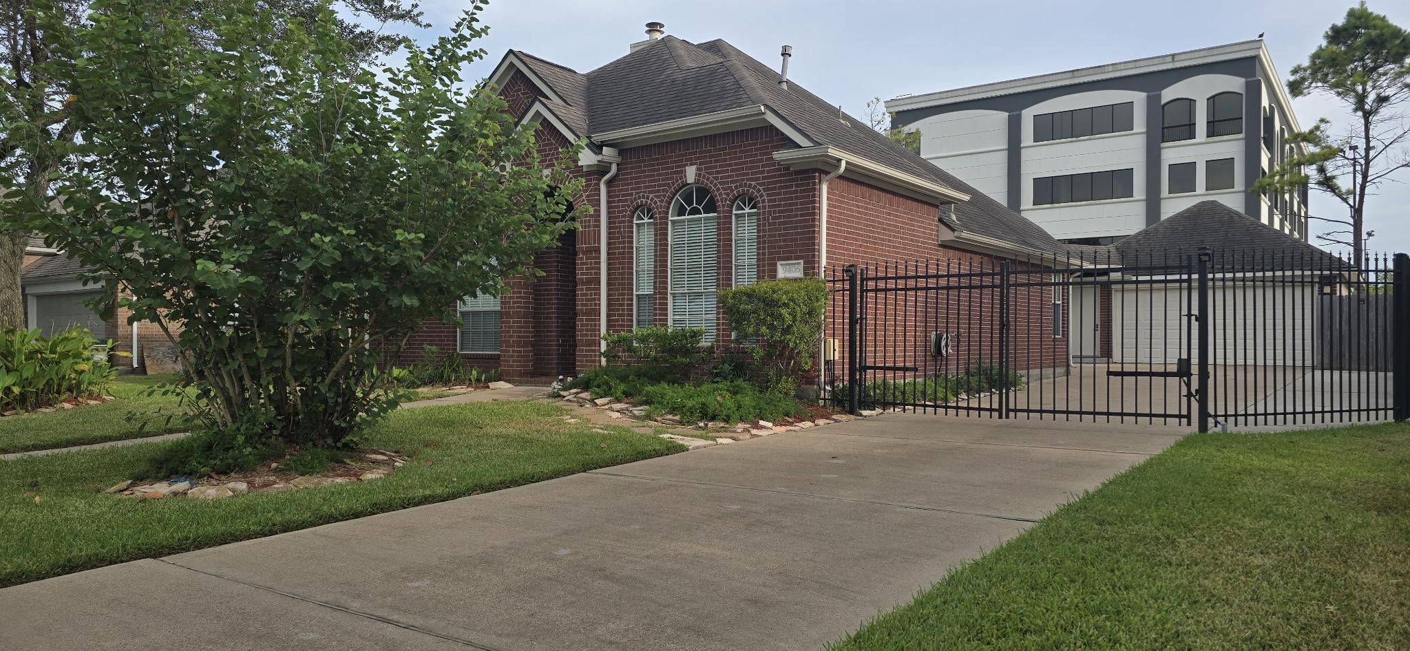 9406 Sunlake Drive Property Photo 3