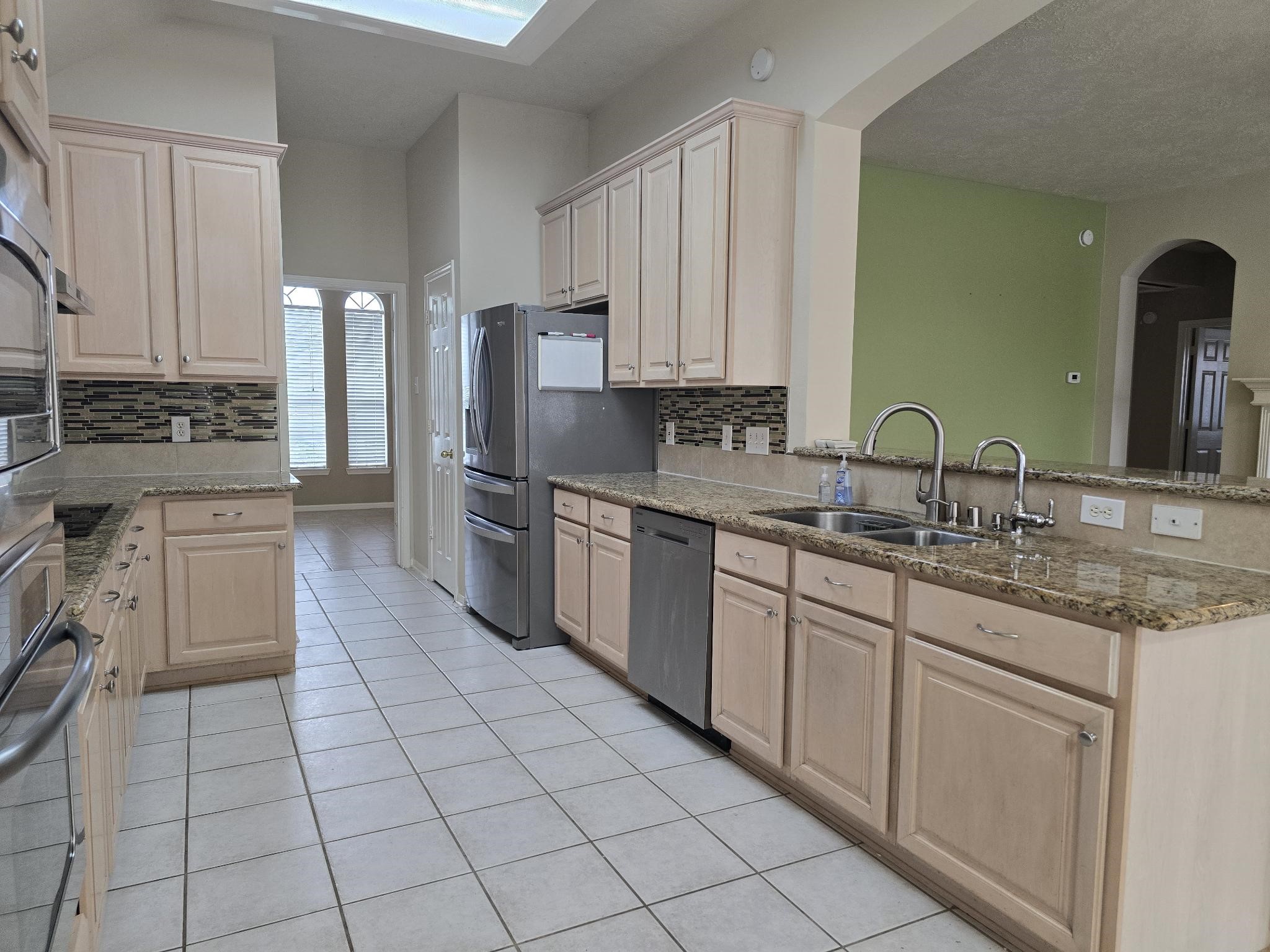 9406 Sunlake Drive Property Photo 4