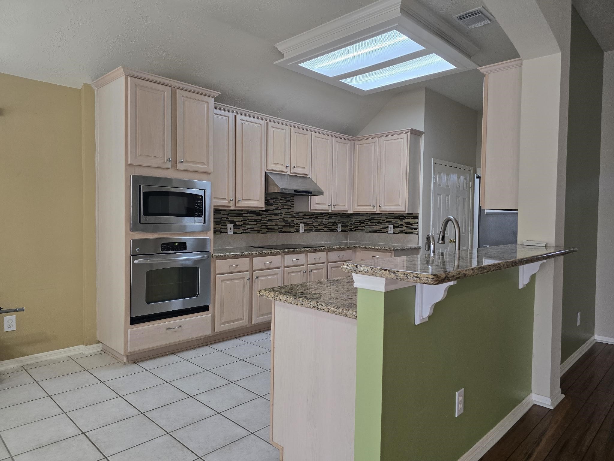 9406 Sunlake Drive Property Photo 5
