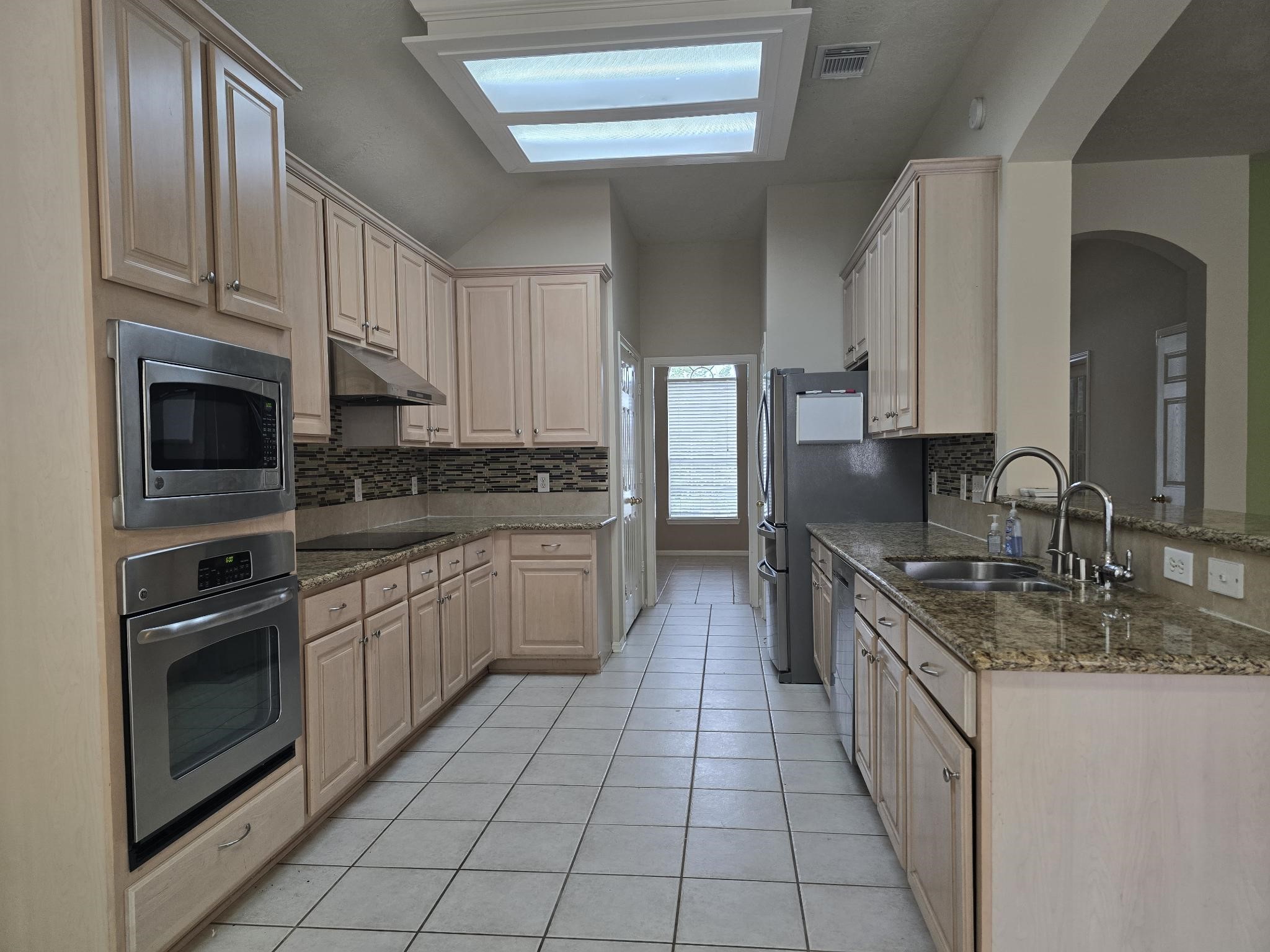 9406 Sunlake Drive Property Photo 6