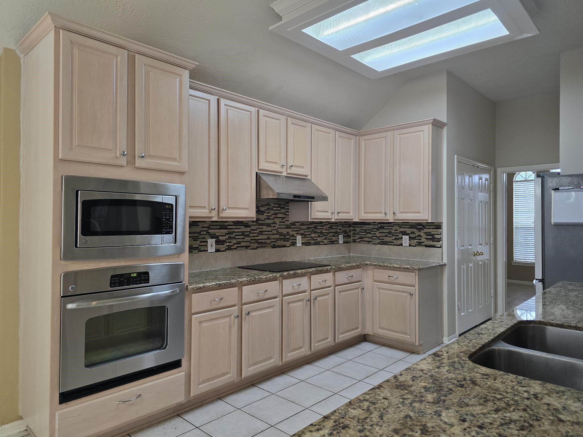 9406 Sunlake Drive Property Photo 8