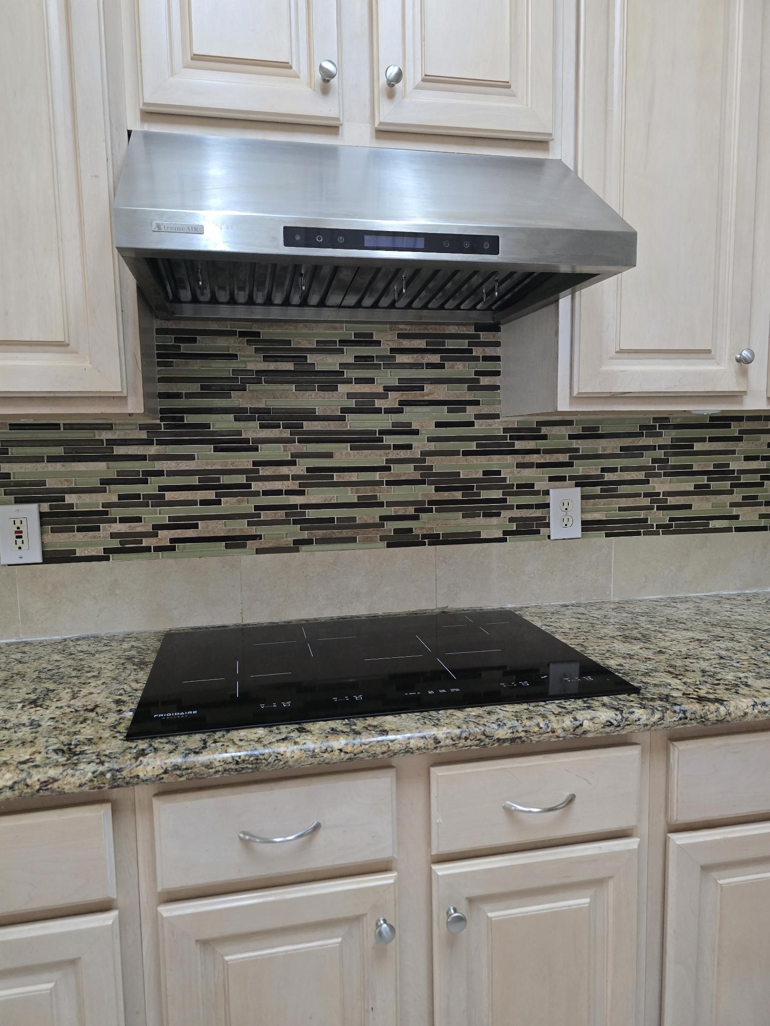 9406 Sunlake Drive Property Photo 9