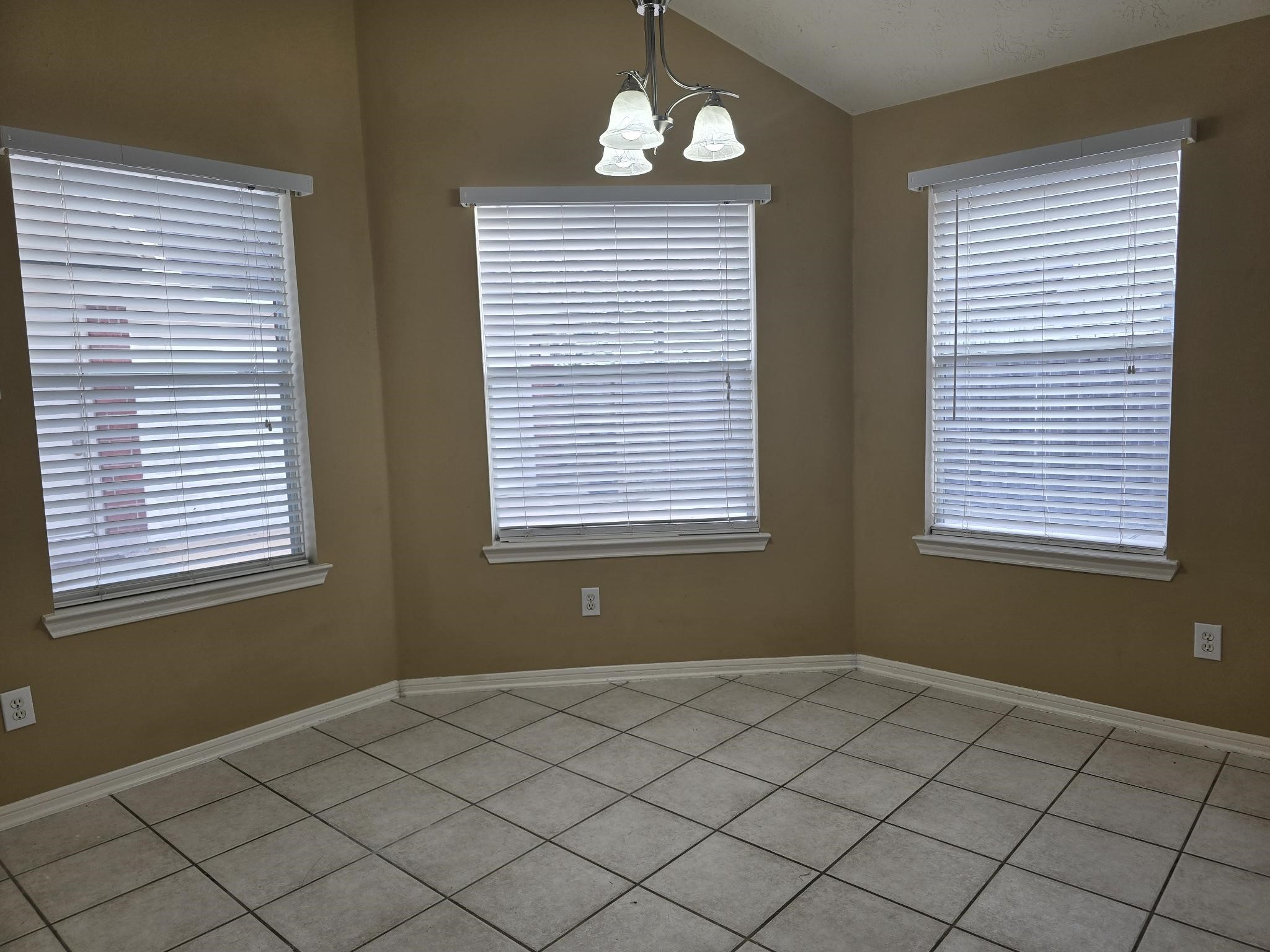 9406 Sunlake Drive Property Photo 14