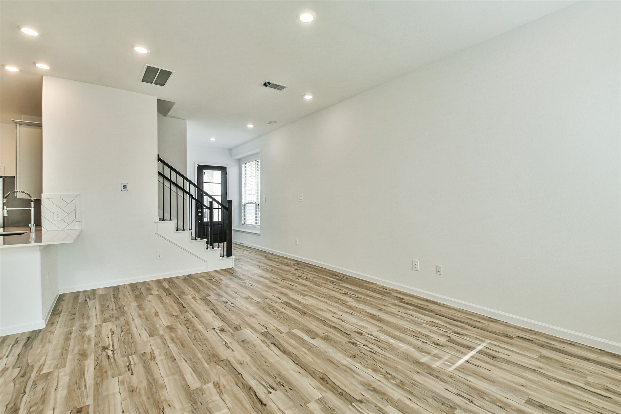 678 Royal Arch Property Photo 6
