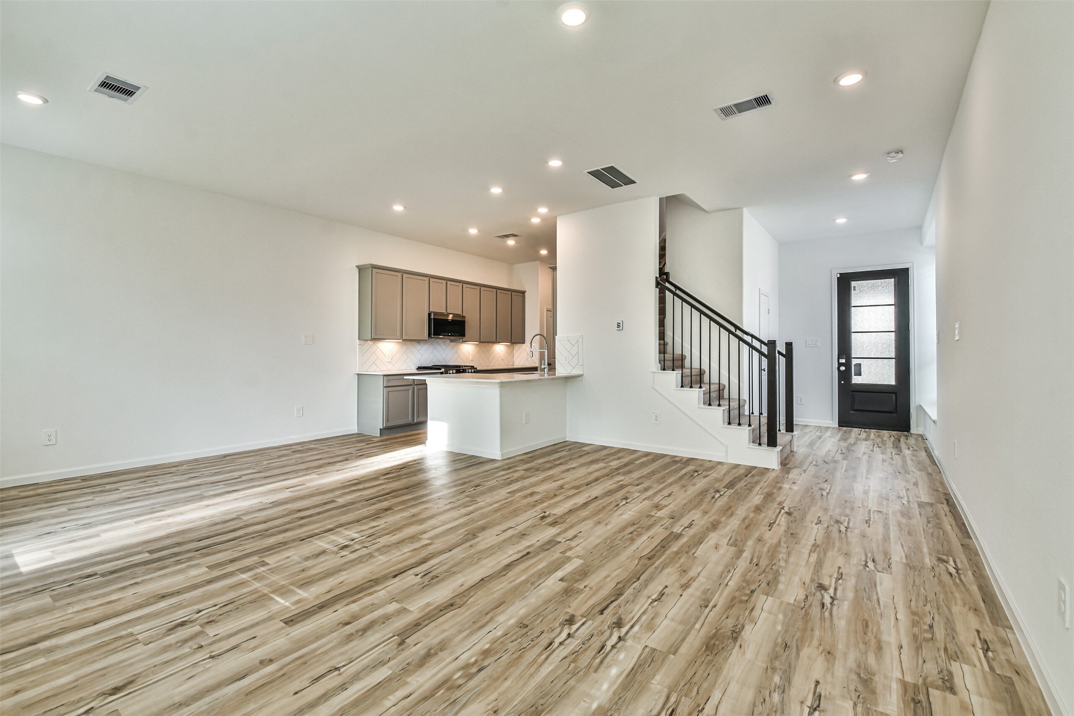 678 Royal Arch Property Photo 7