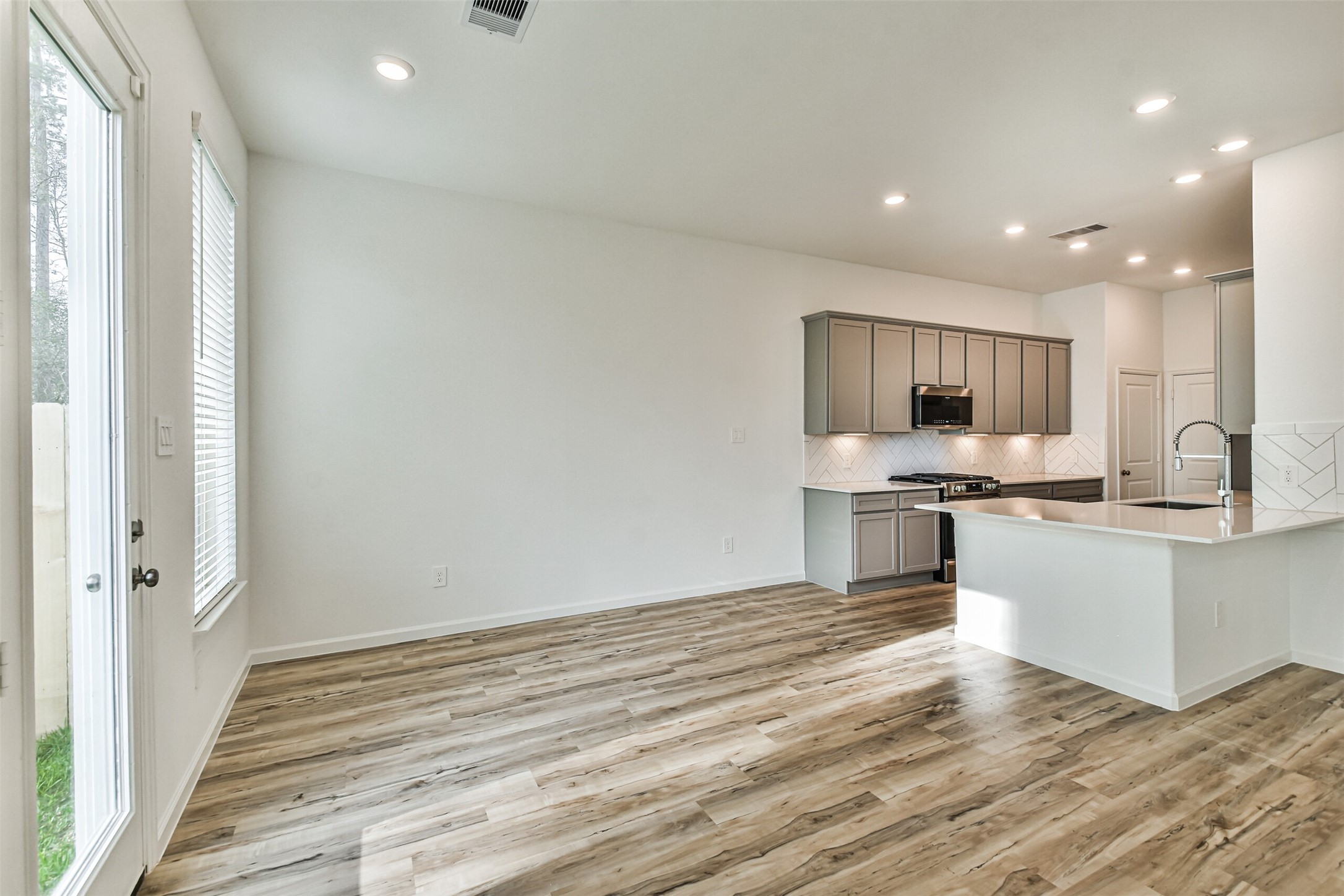 678 Royal Arch Property Photo 8