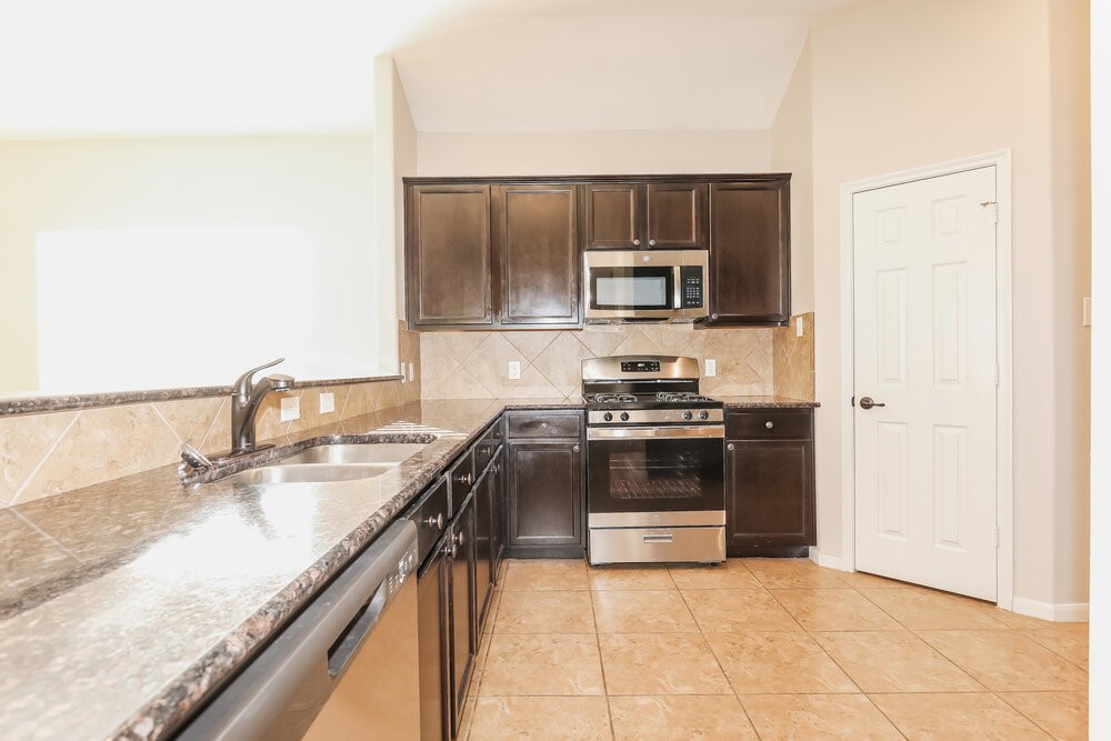 18415 Sunrise Maple Drive Property Photo 8