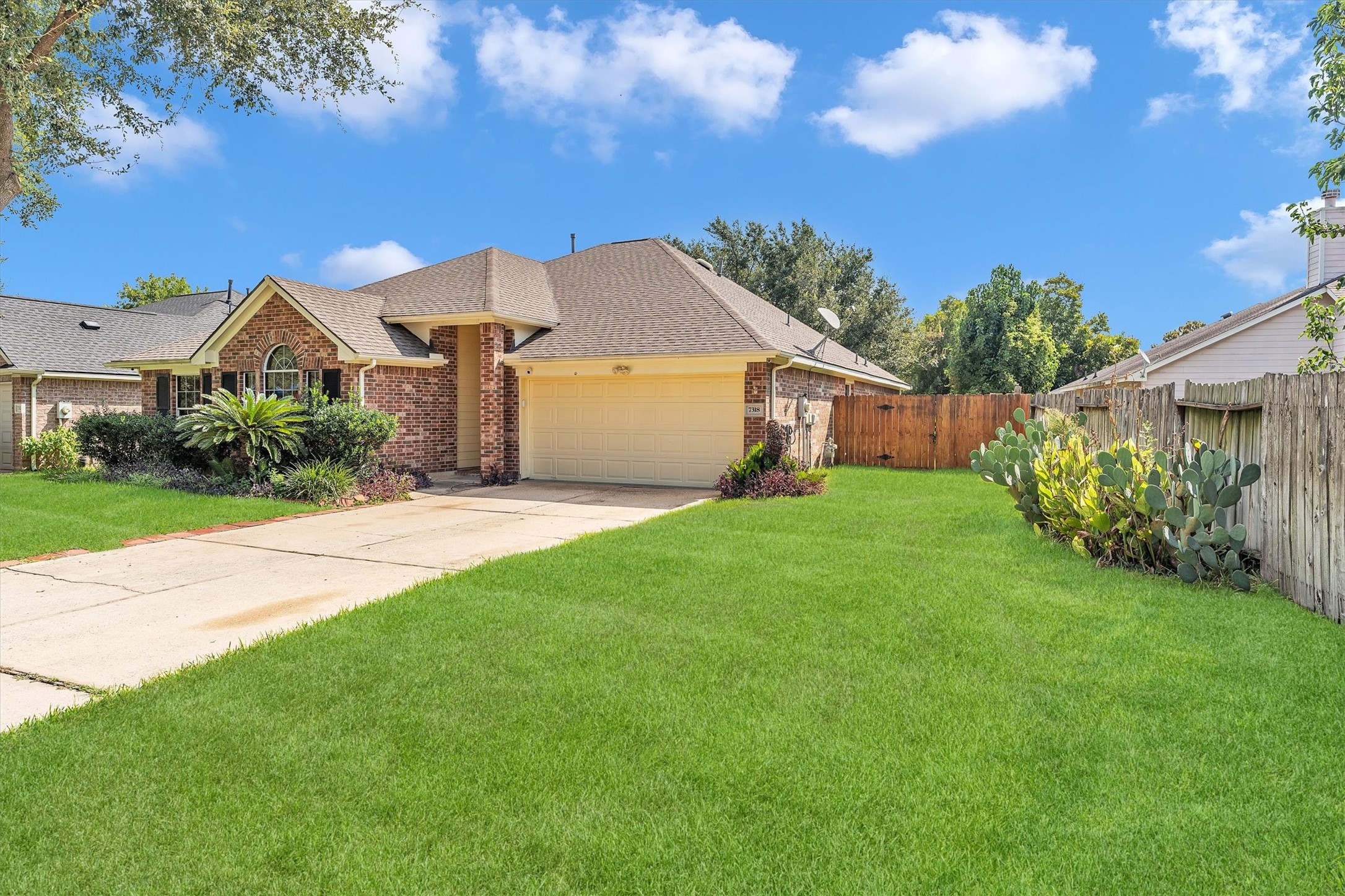 7318 Crestbury Lane Property Photo 4