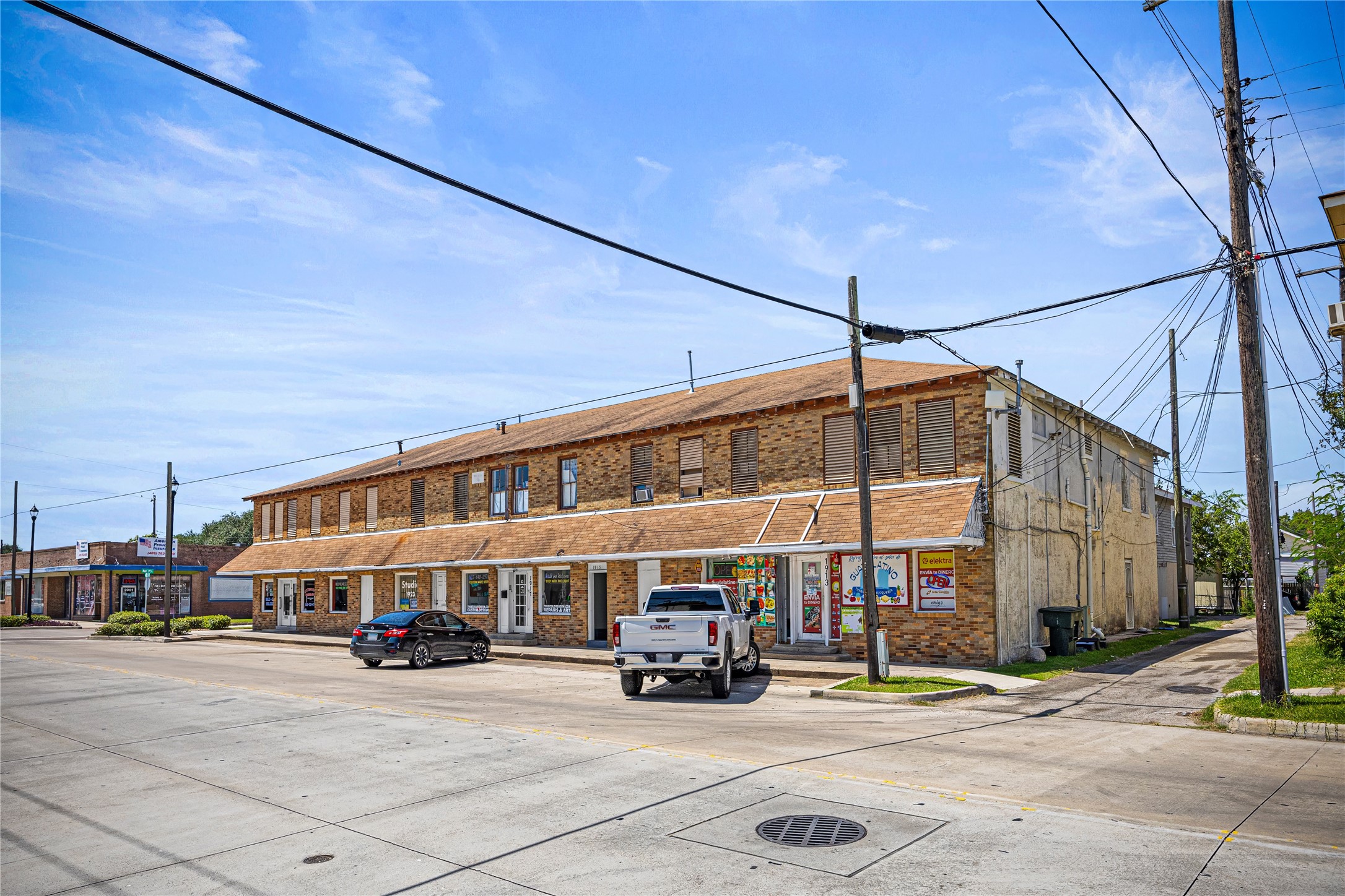 1915 45th Street Property Photo 2