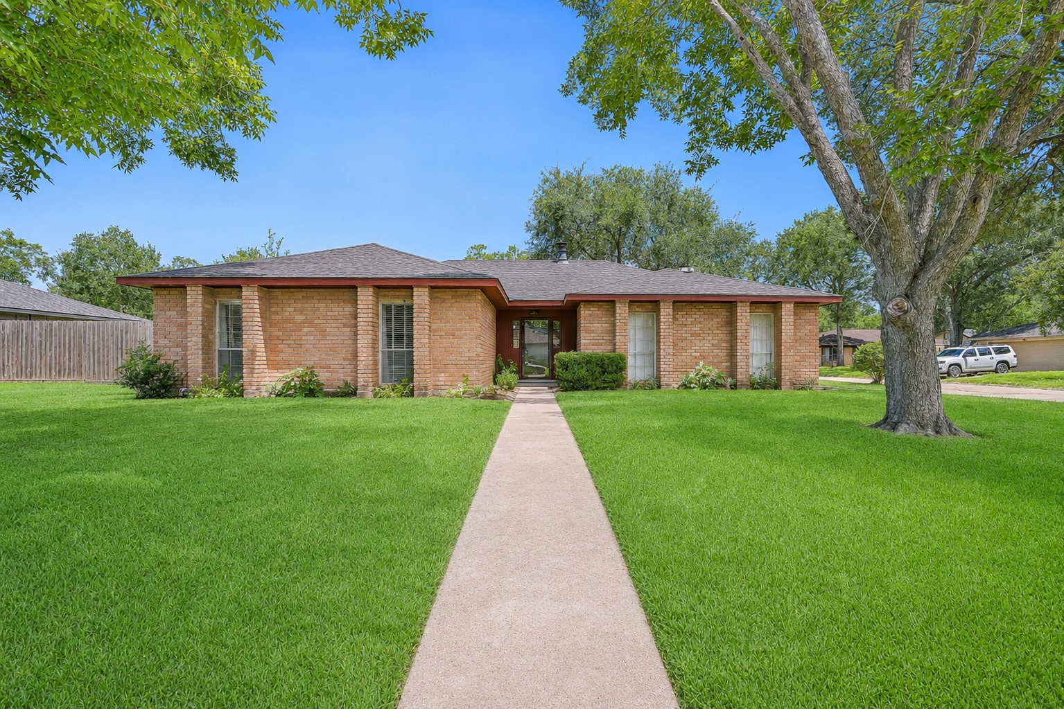 305 Castlelake Drive Property Photo