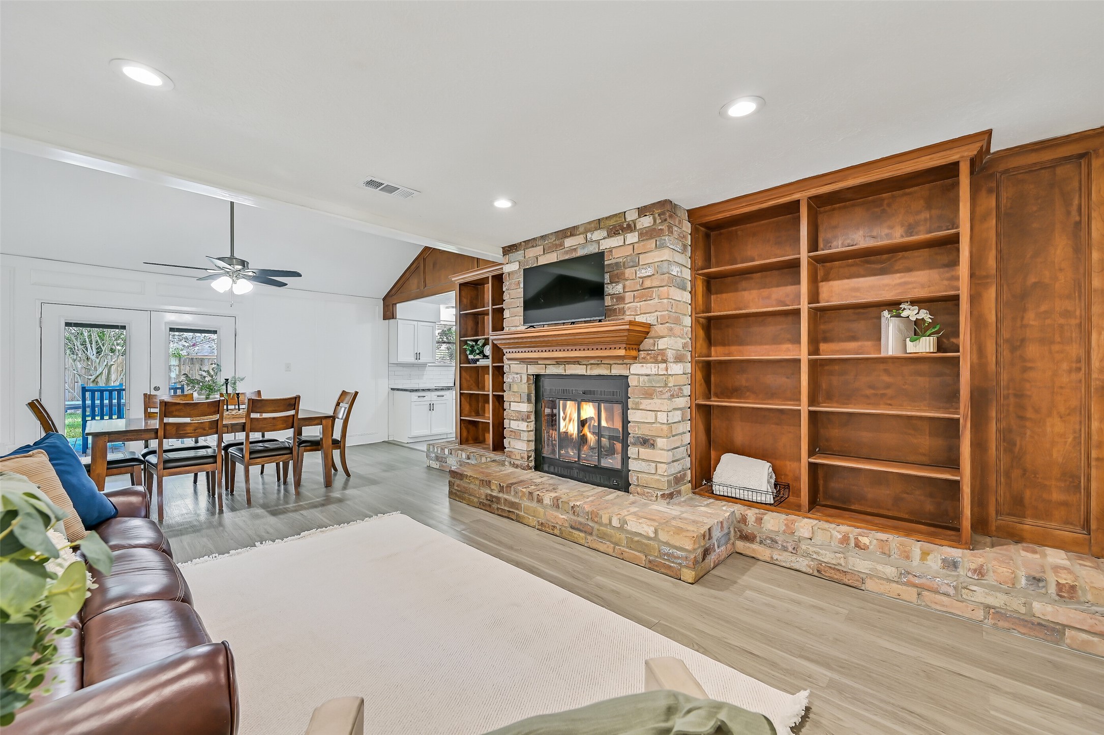 305 Castlelake Drive Property Photo 2