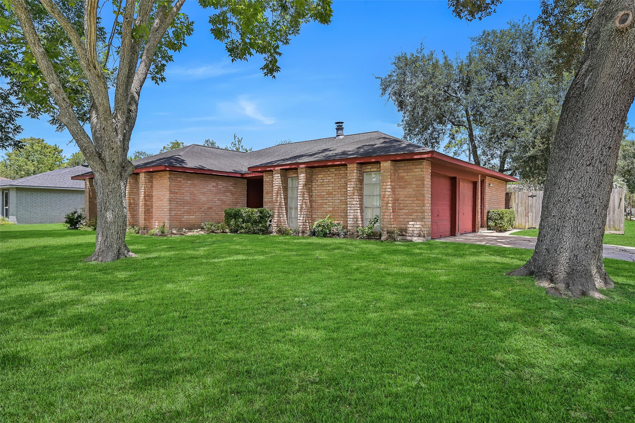 305 Castlelake Drive Property Photo 6