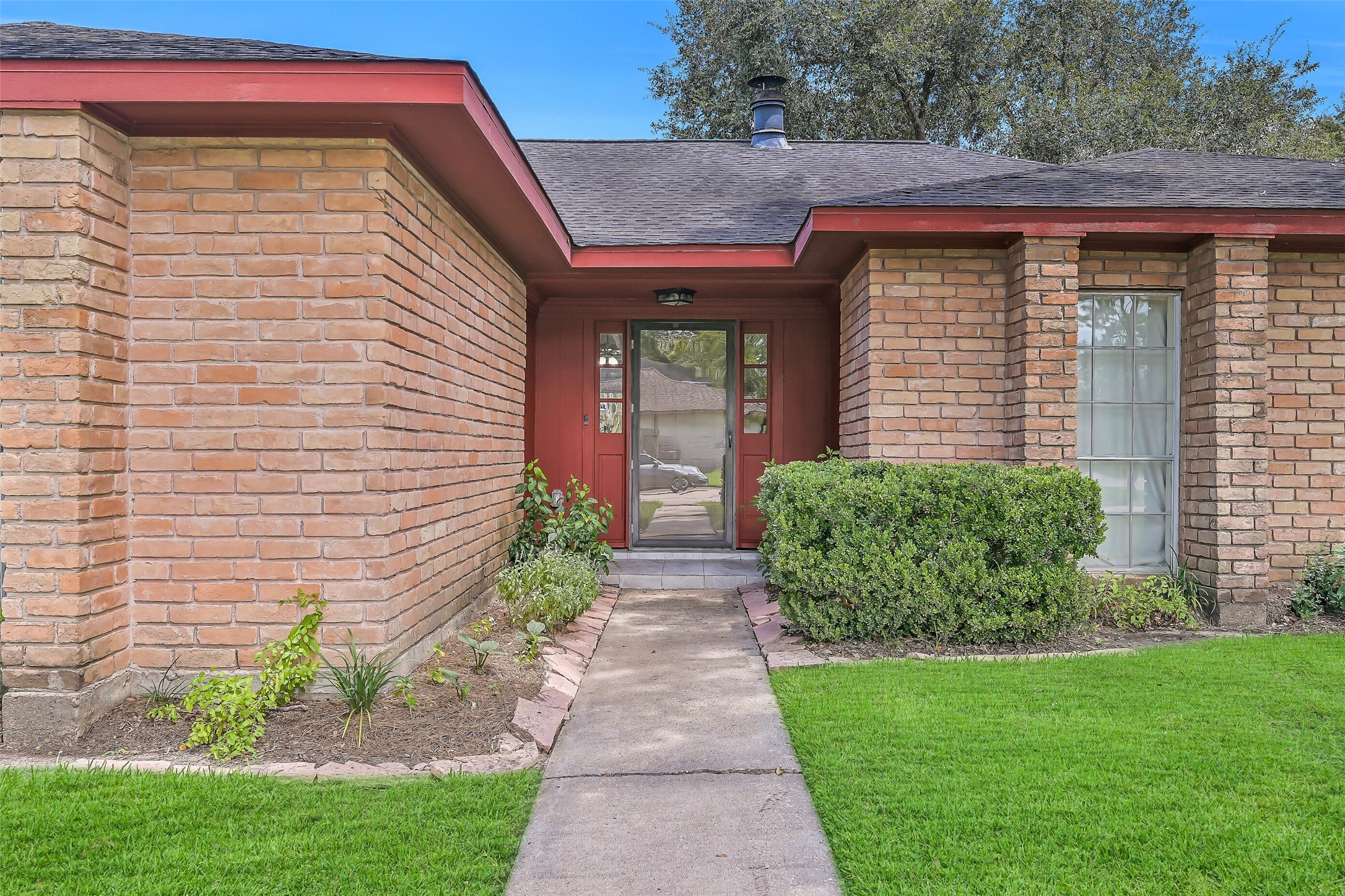 305 Castlelake Drive Property Photo 7