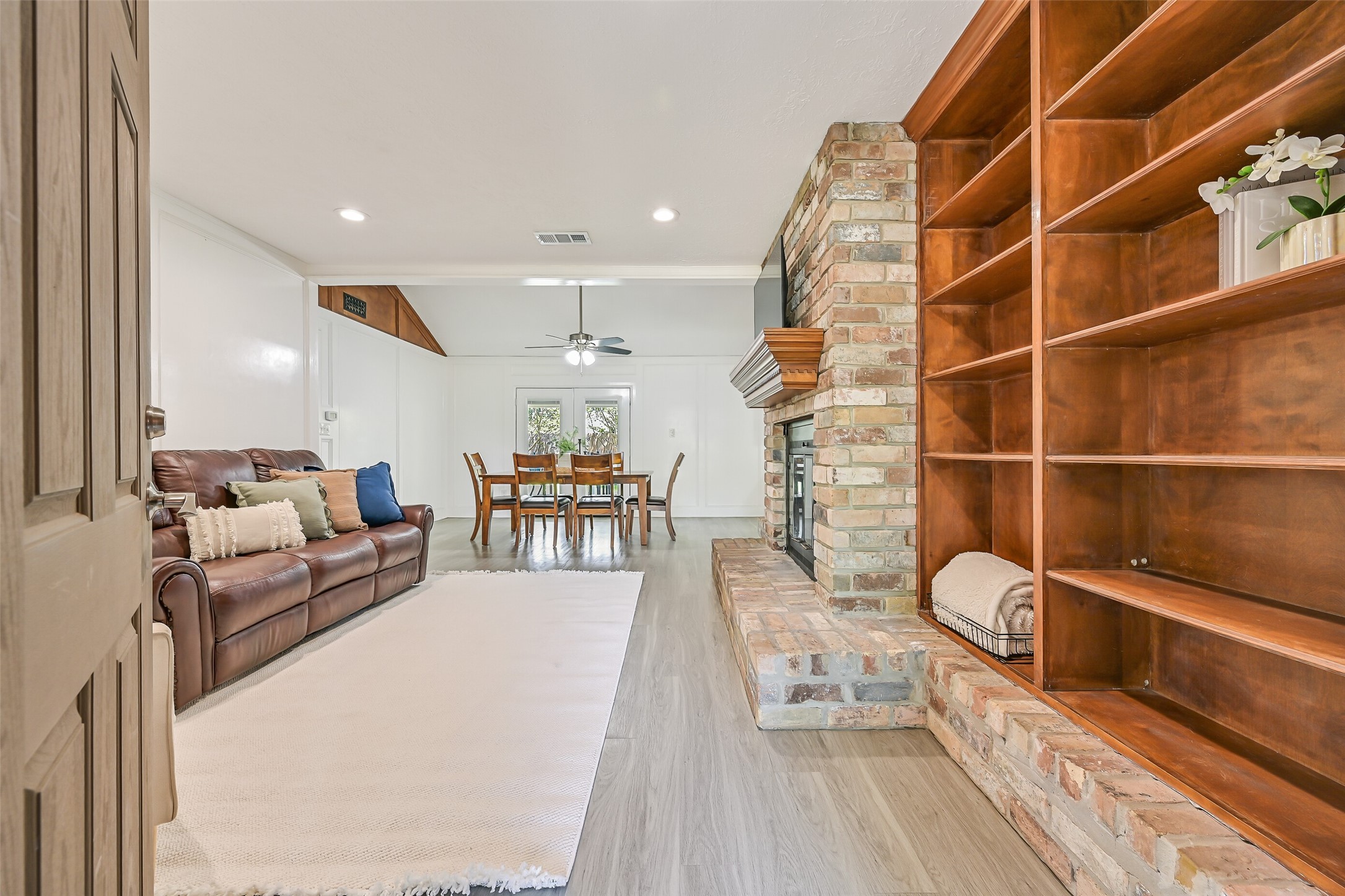 305 Castlelake Drive Property Photo 8