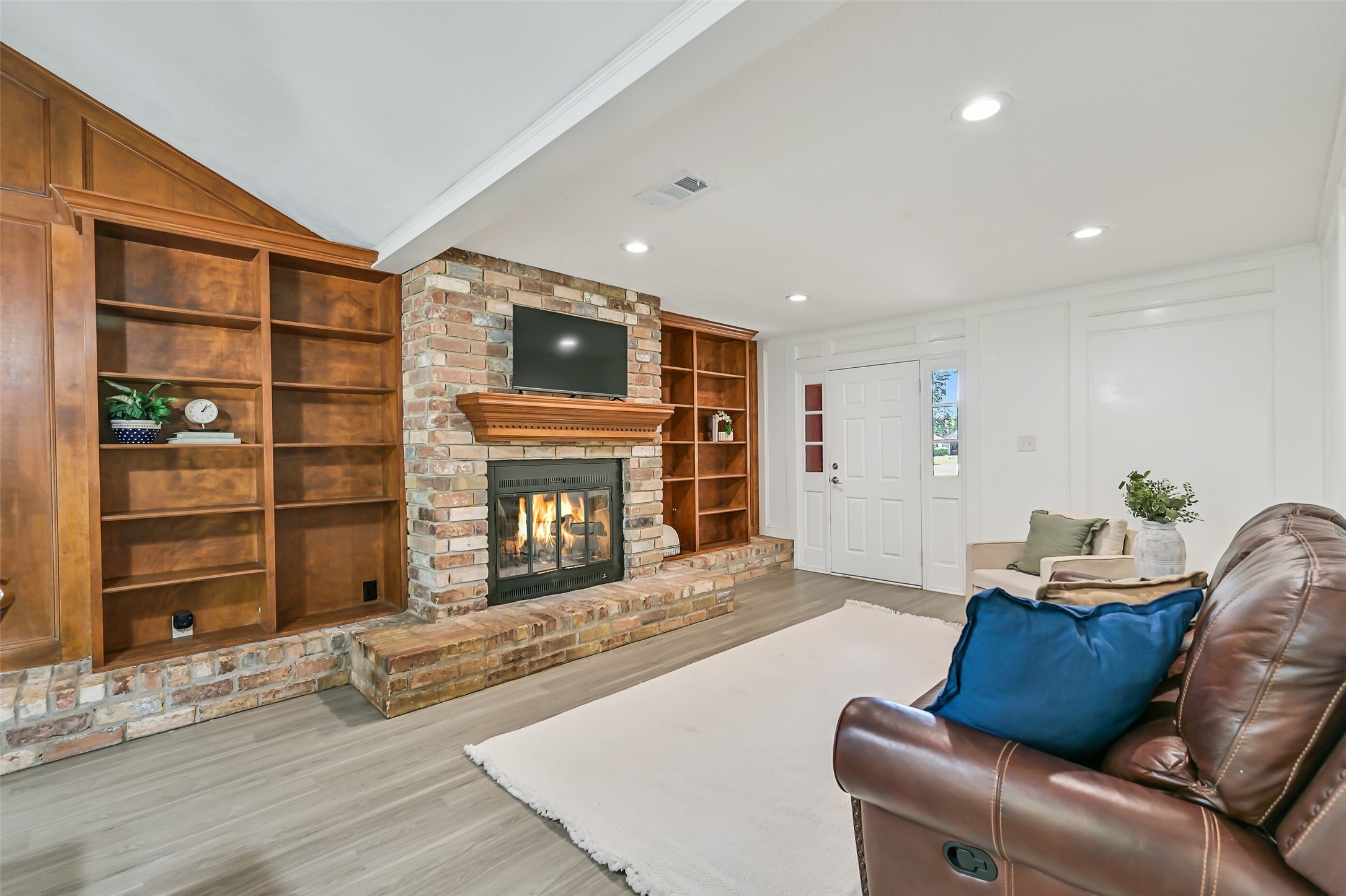 305 Castlelake Drive Property Photo 9