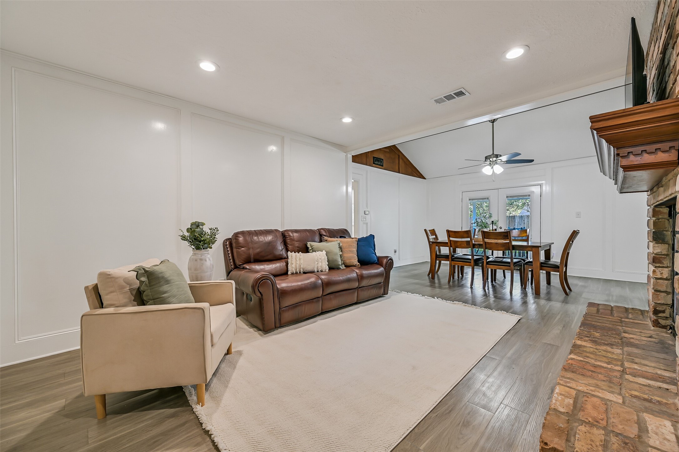 305 Castlelake Drive Property Photo 10