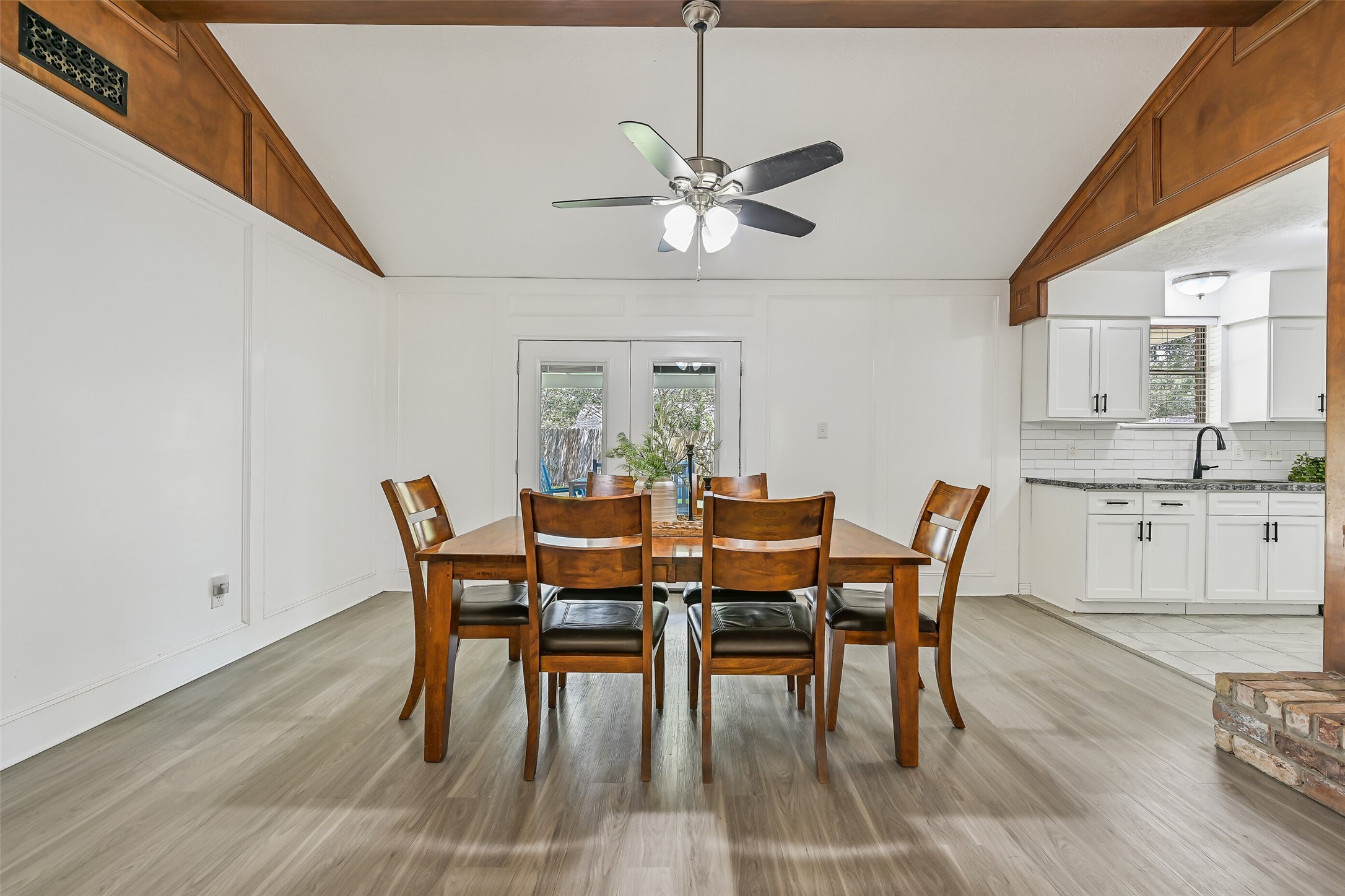 305 Castlelake Drive Property Photo 11