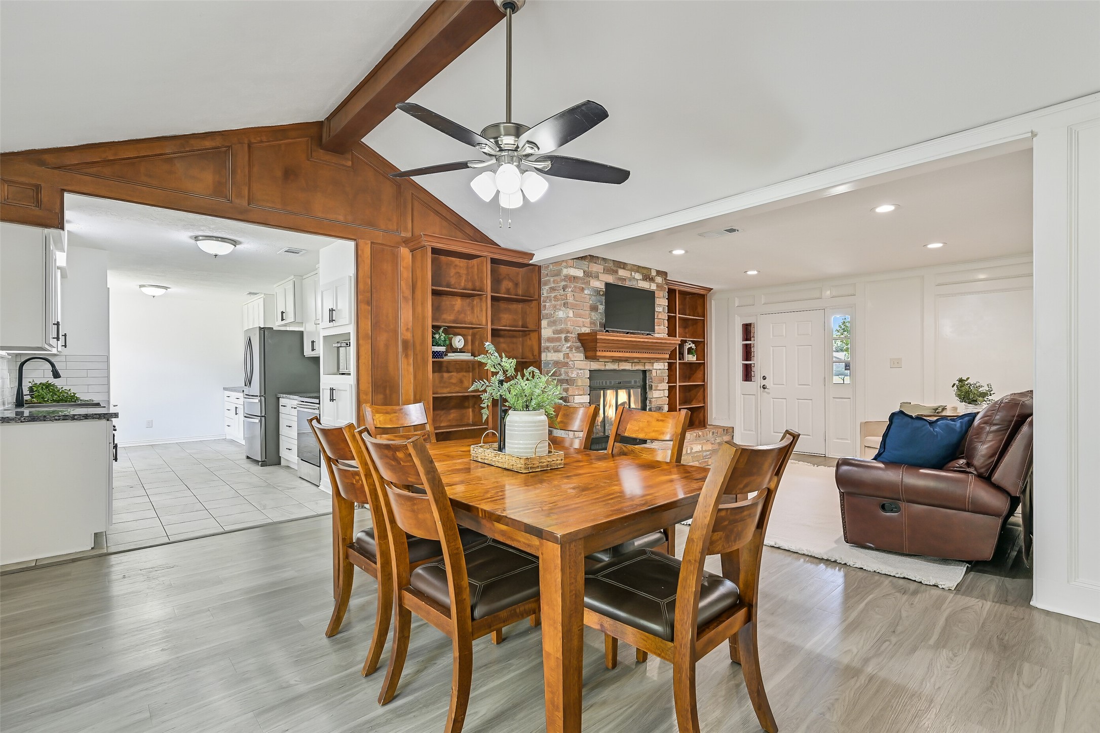 305 Castlelake Drive Property Photo 12