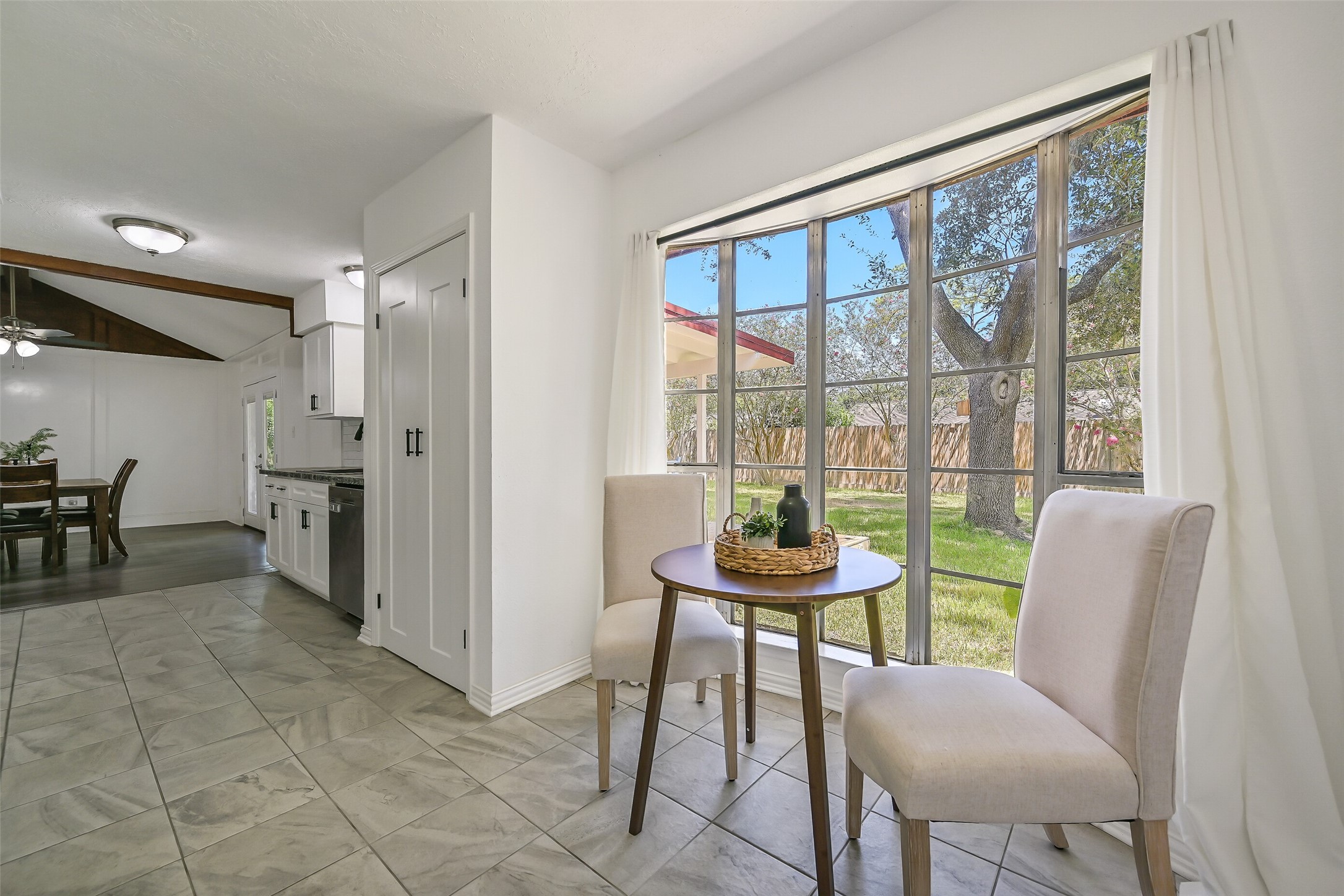 305 Castlelake Drive Property Photo 17