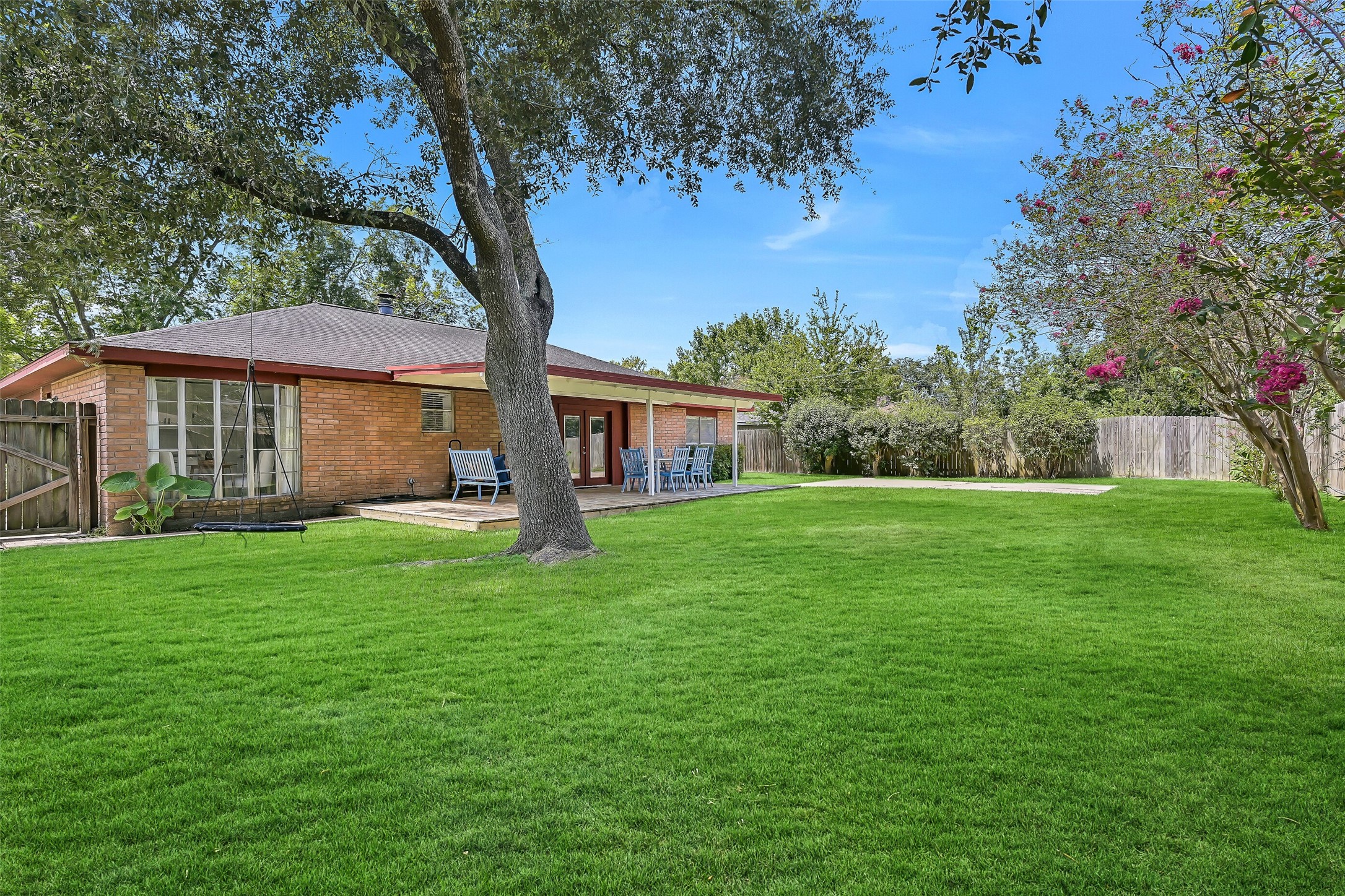 305 Castlelake Drive Property Photo 27
