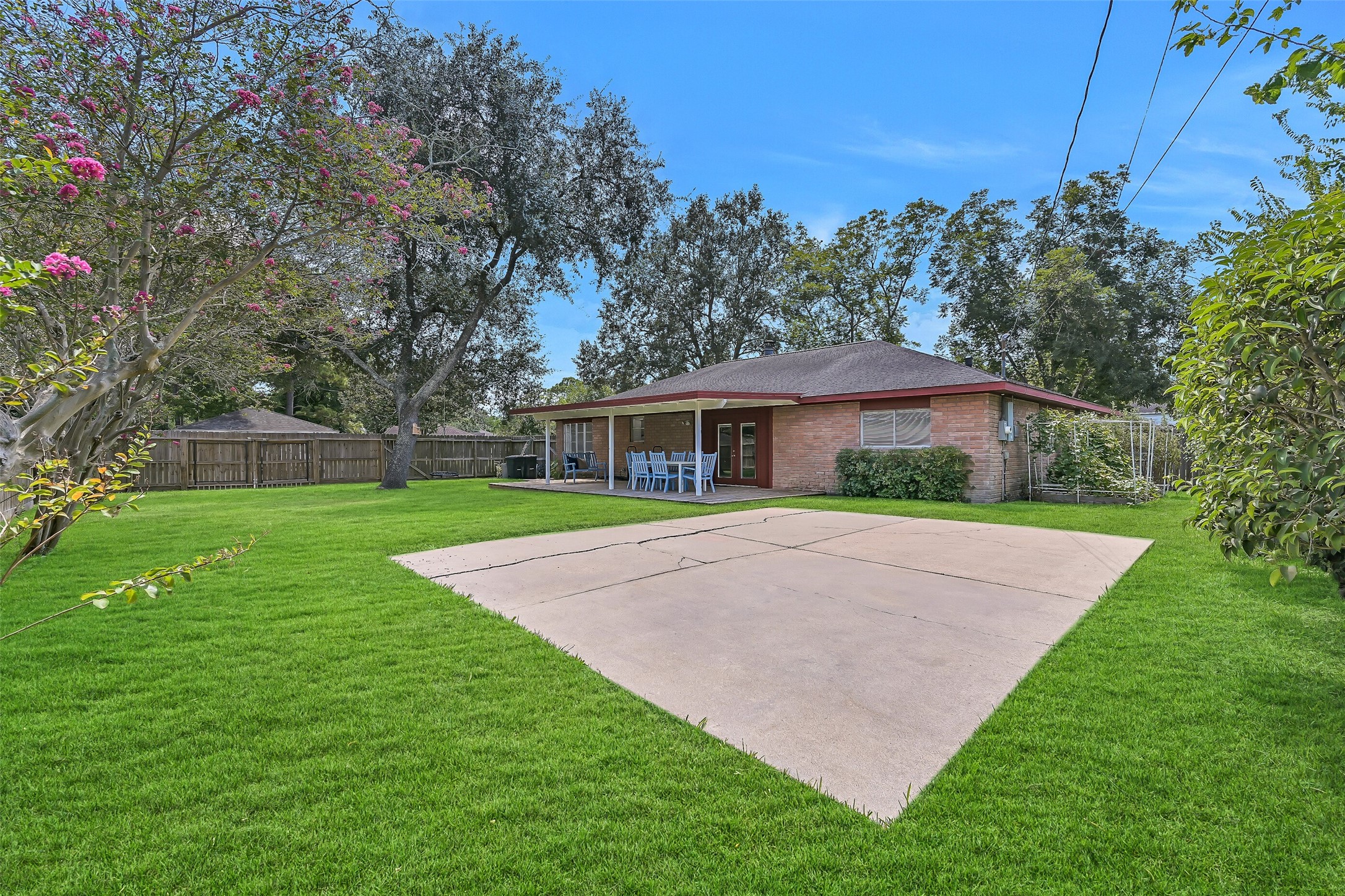 305 Castlelake Drive Property Photo 29