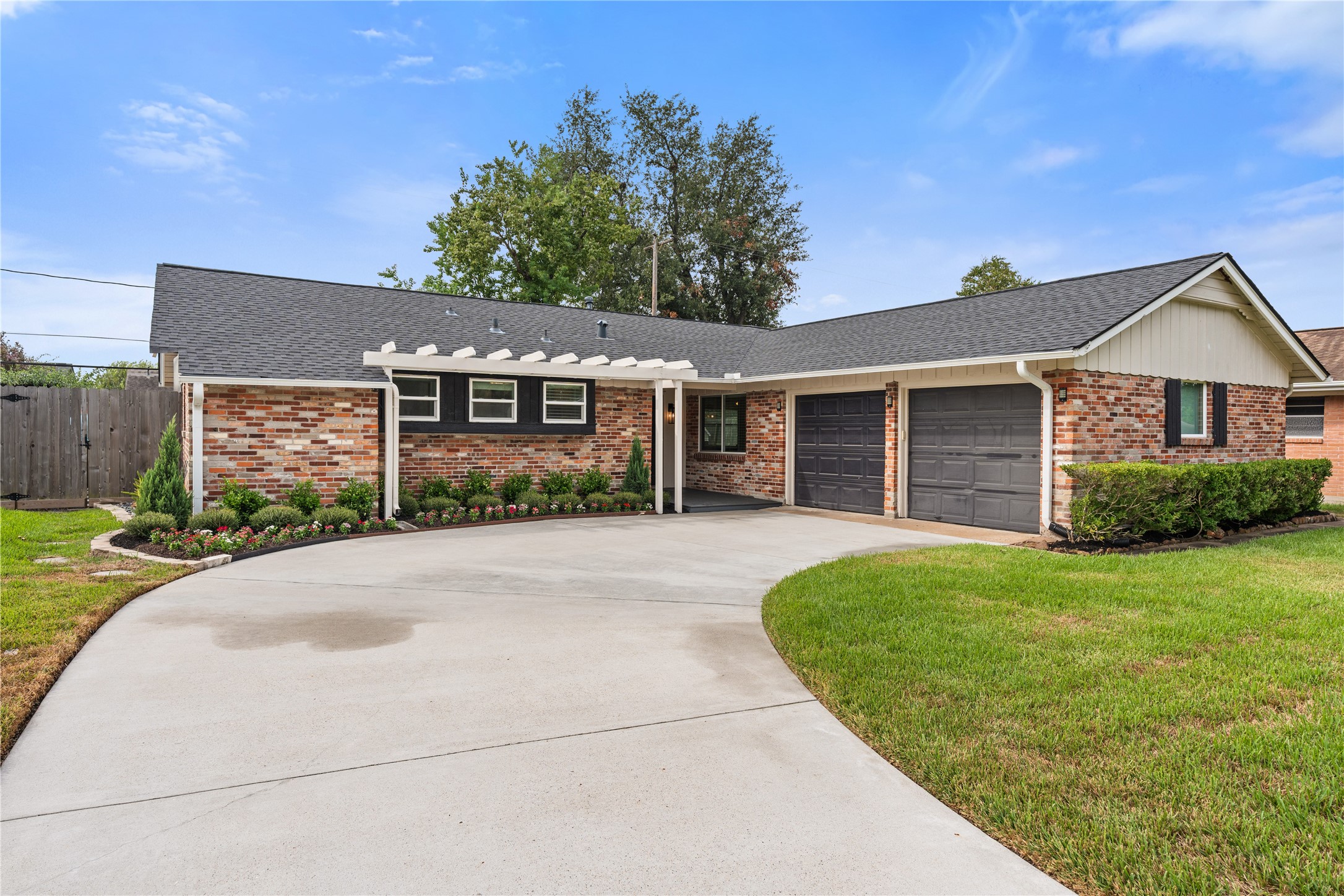 2302 Willowby Drive Property Photo 1