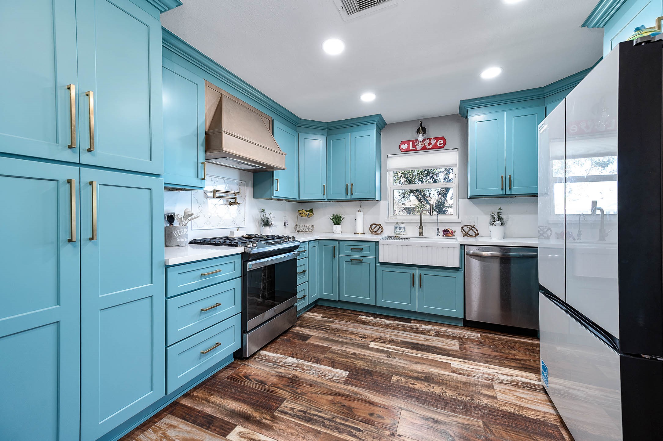 325 Ling Street Property Photo 4