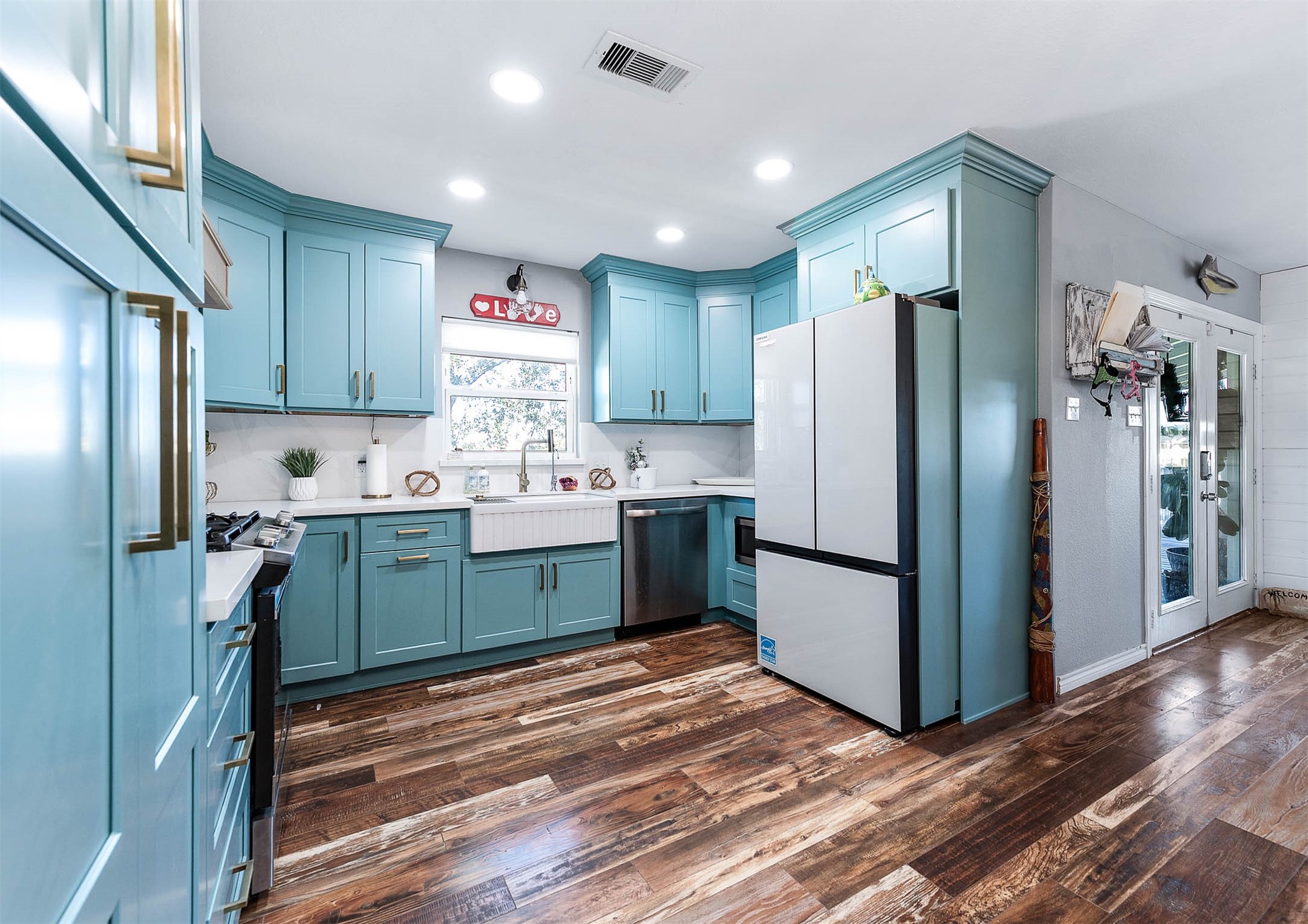325 Ling Street Property Photo 6