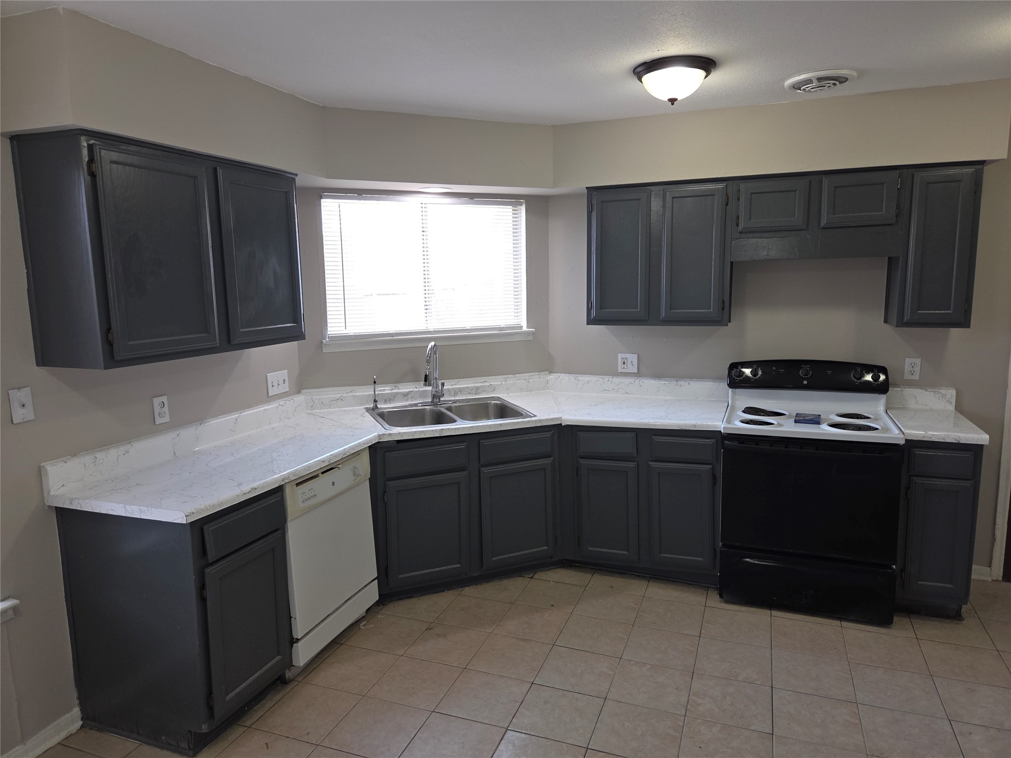 6303 Gladewell Drive Property Photo 9
