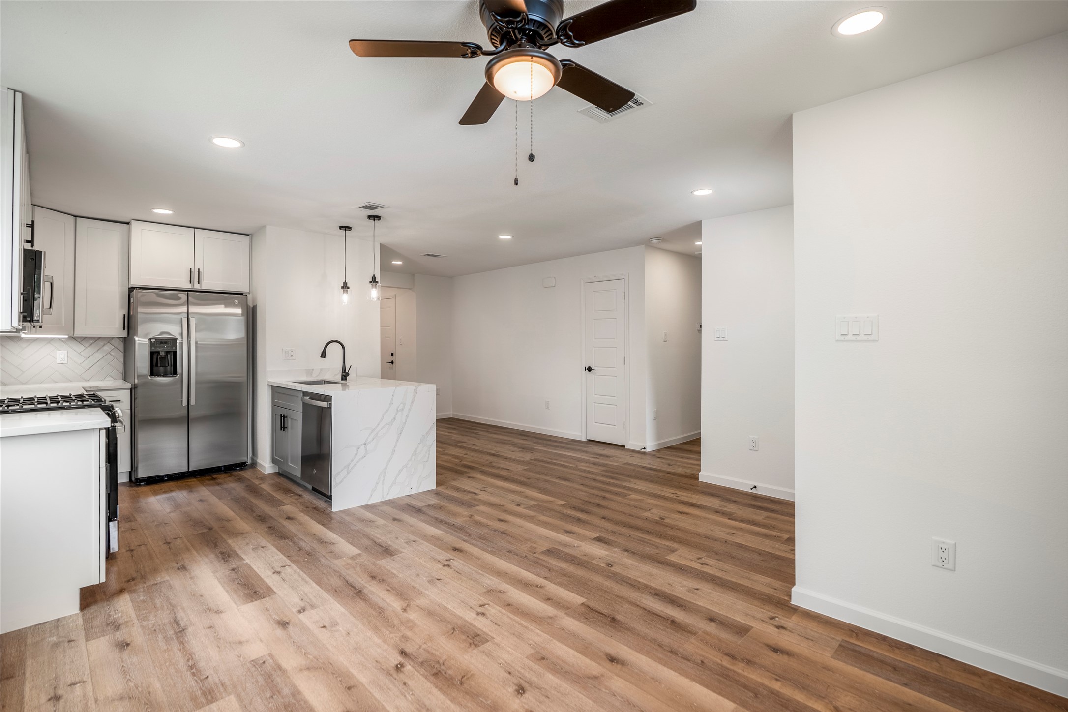 3923 Alsace Street Property Photo 6