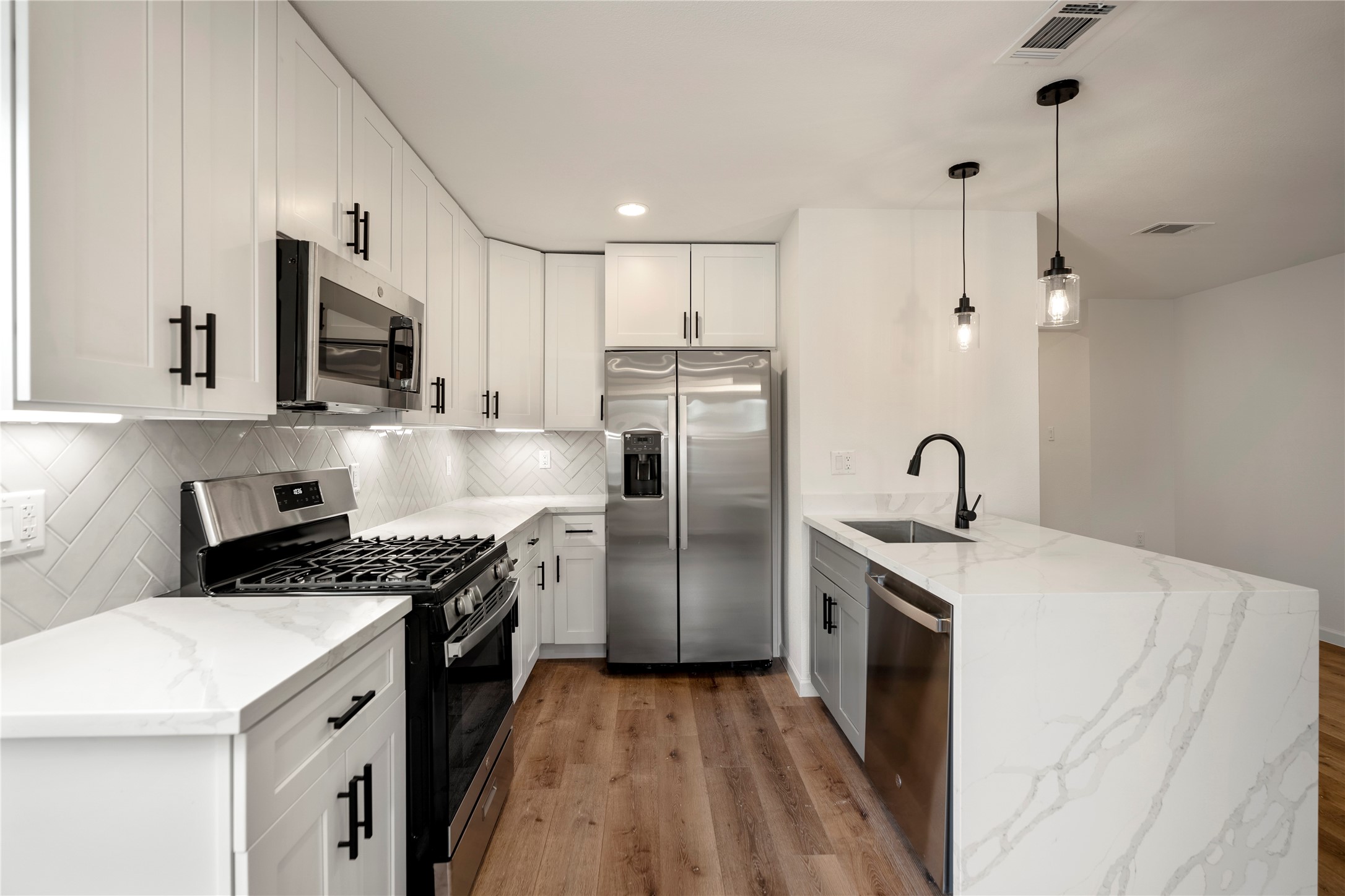 3923 Alsace Street Property Photo 7