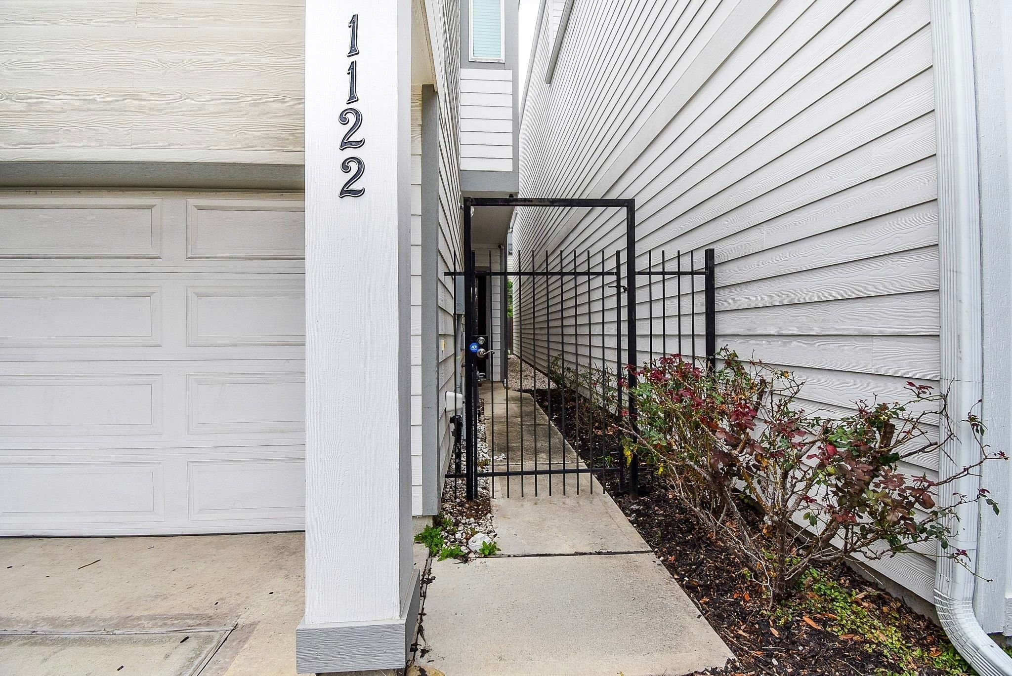 1122 Live Oak Street Property Photo 3