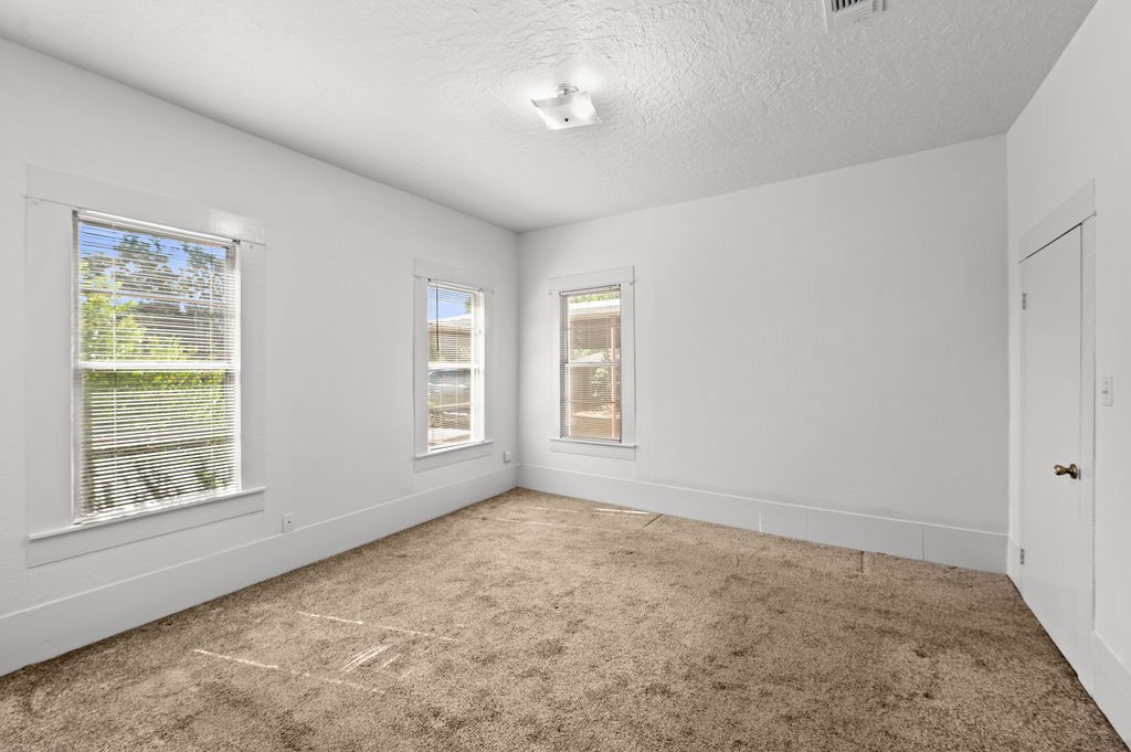211 S Olive Street Property Photo 18