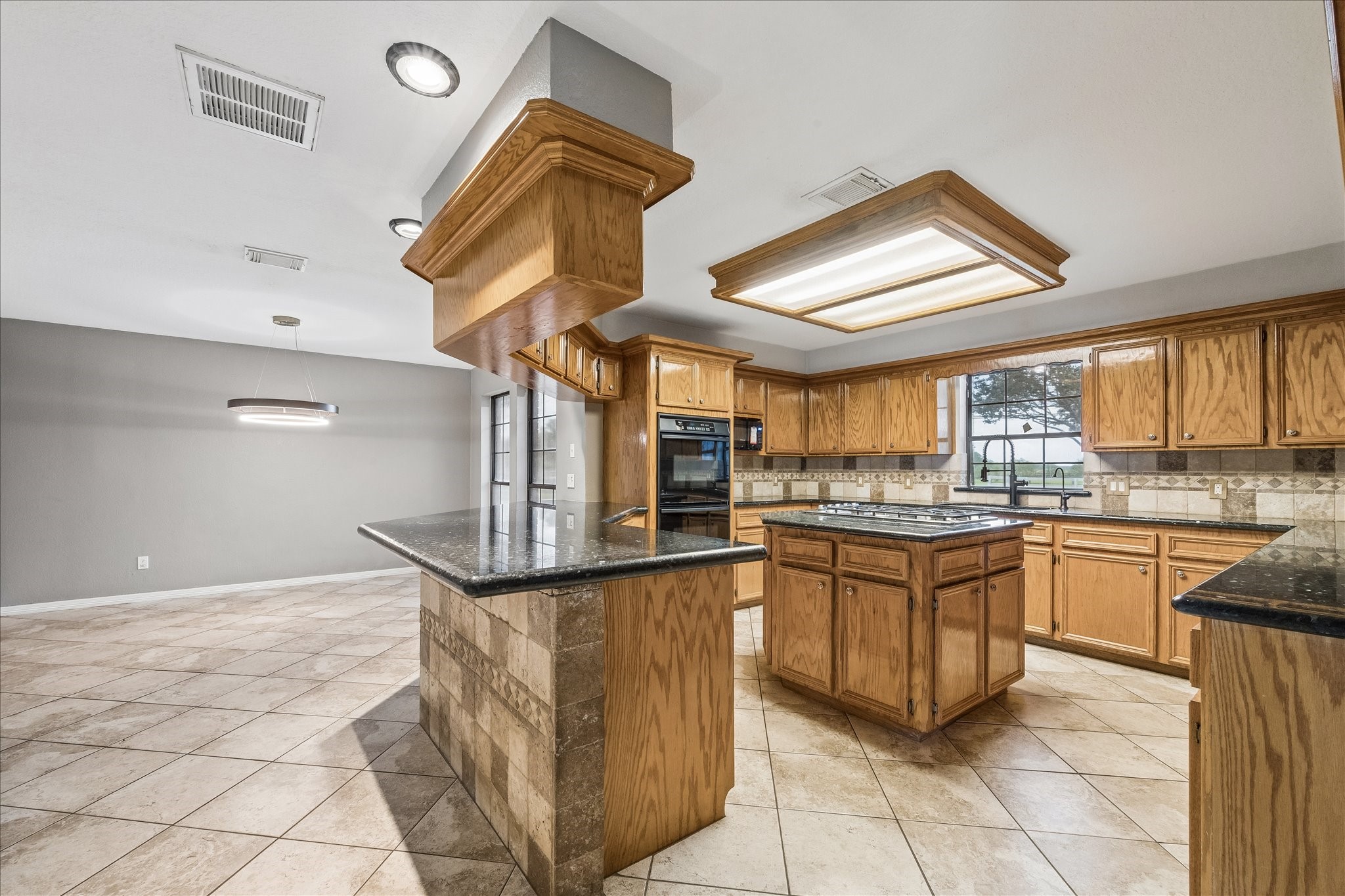9102 N Humble Camp Road Property Photo 12