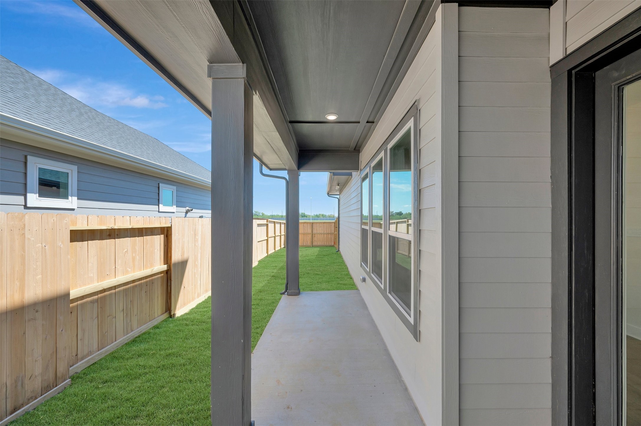16746 Vibrant Avenue Property Photo 6