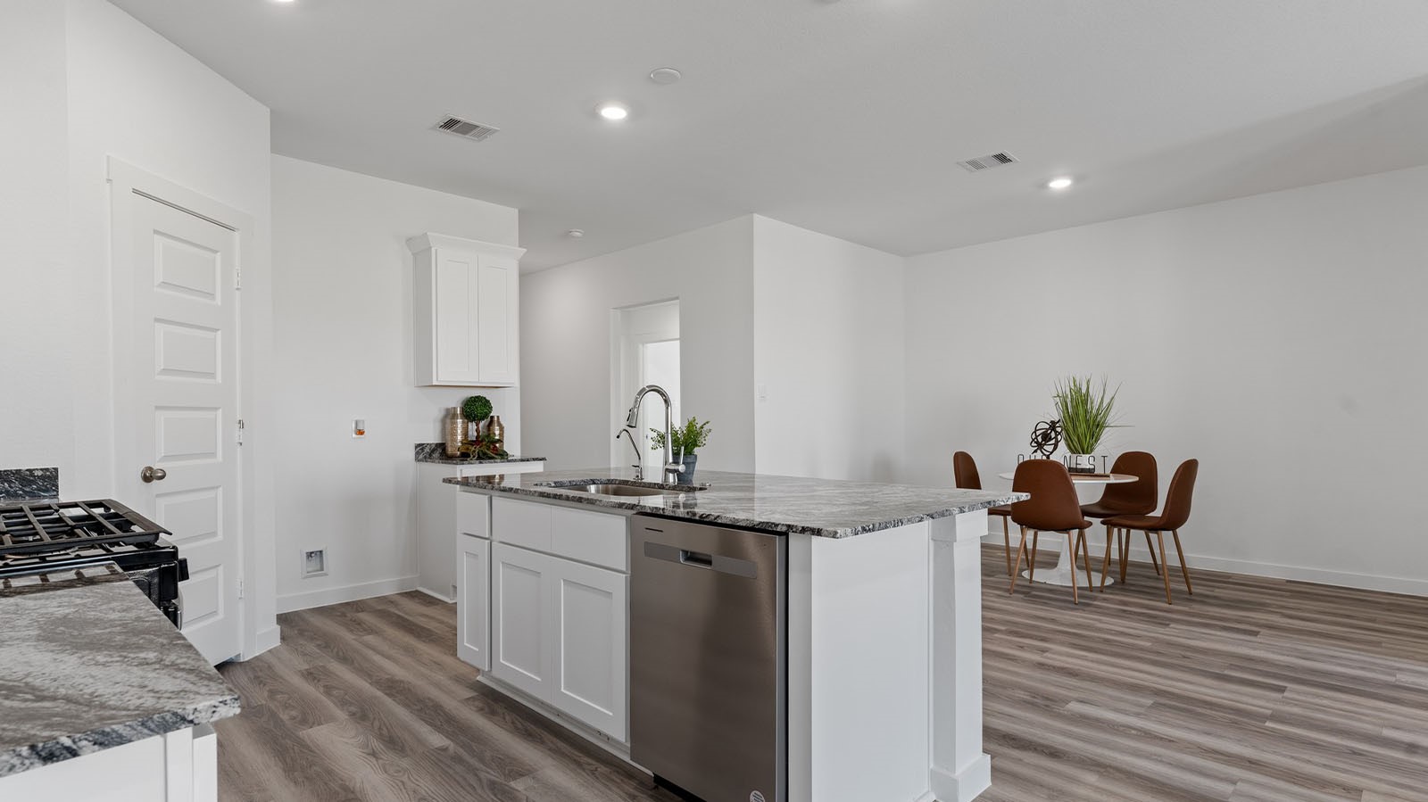 9418 Madison Property Photo 4