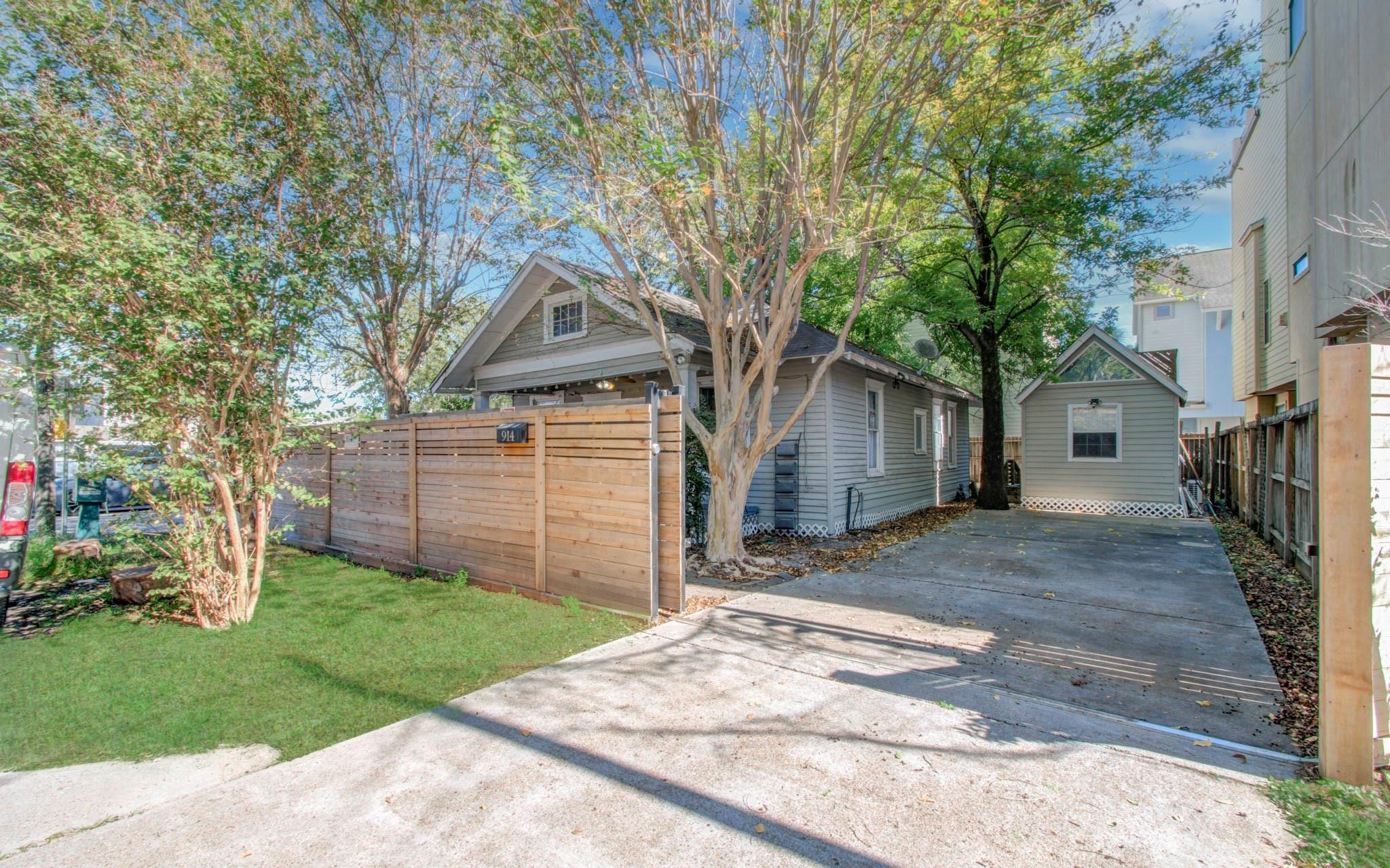 914 Snover Street Property Photo 2