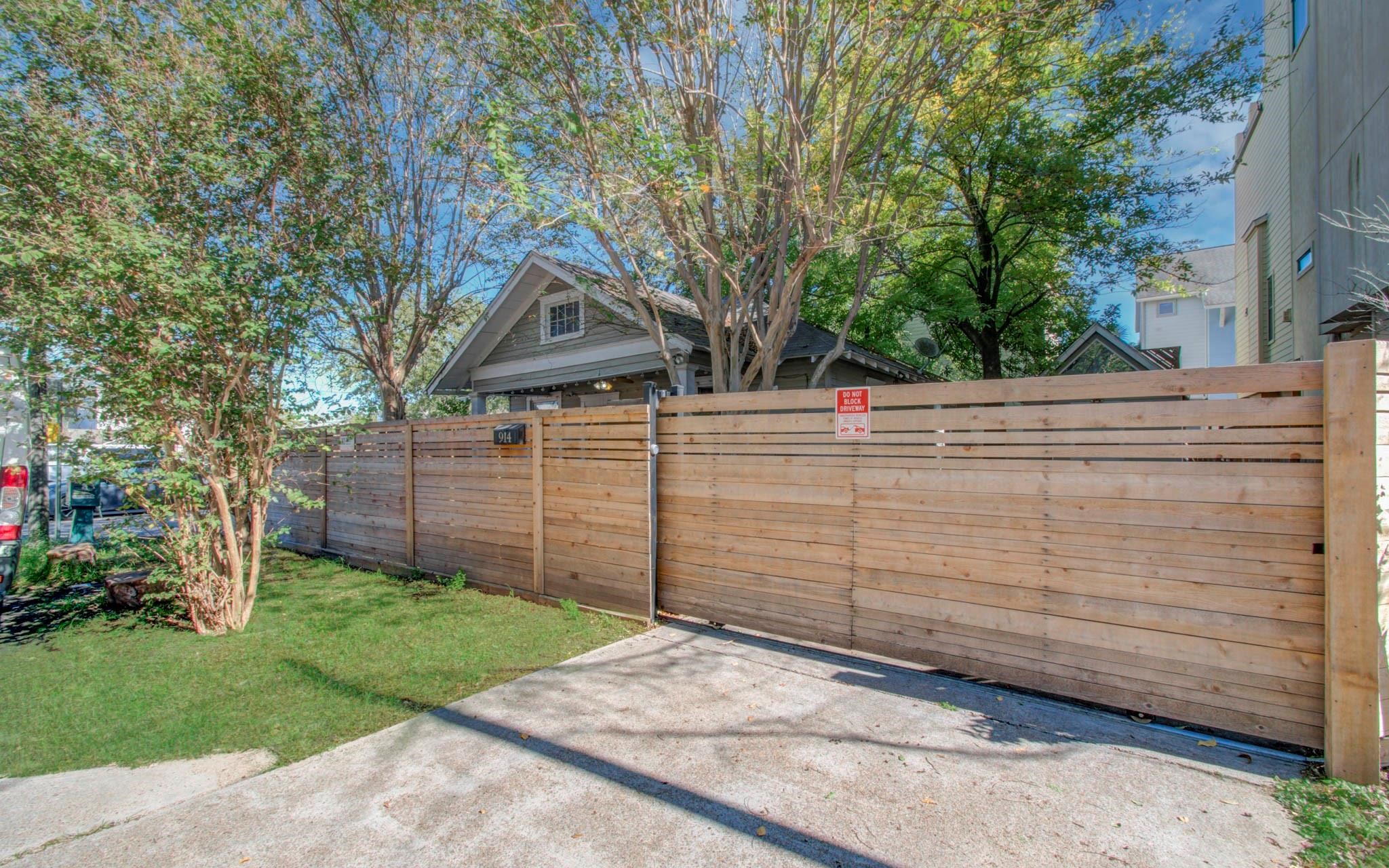 914 Snover Street Property Photo 3