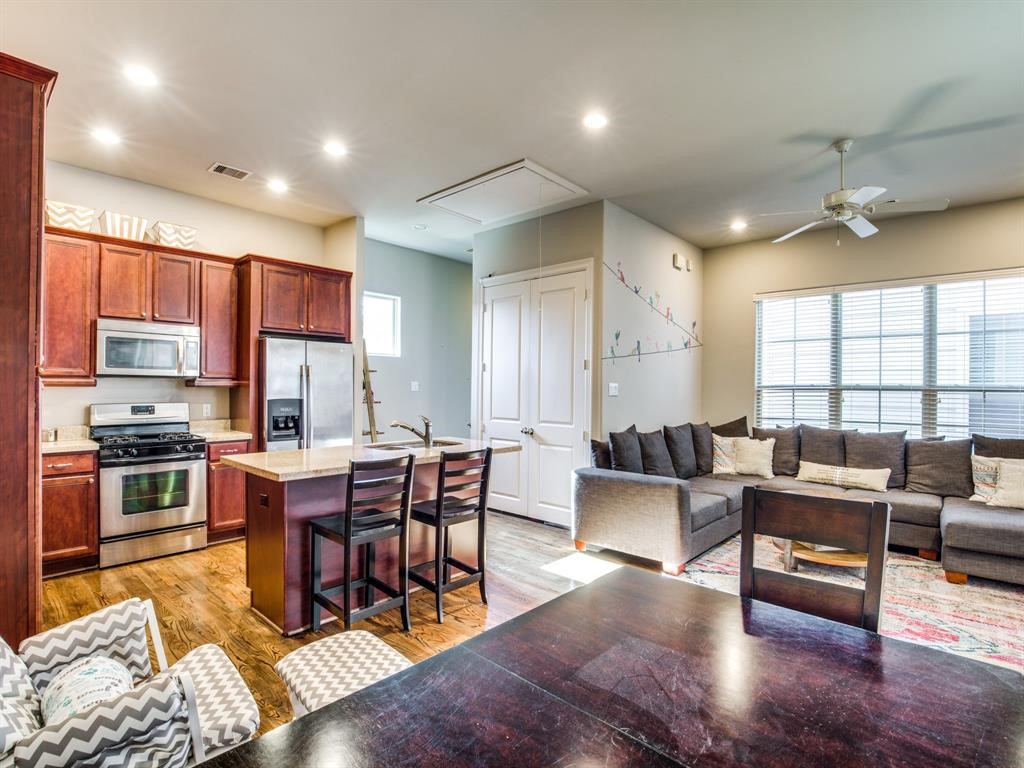 1246 Sampson Street Property Photo 5