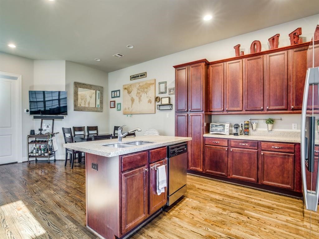 1246 Sampson Street Property Photo 6