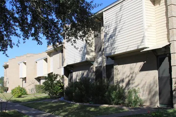 801 Greenbriar Drive Property Photo 2