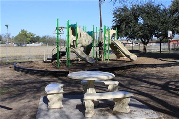 801 Greenbriar Drive Property Photo 4