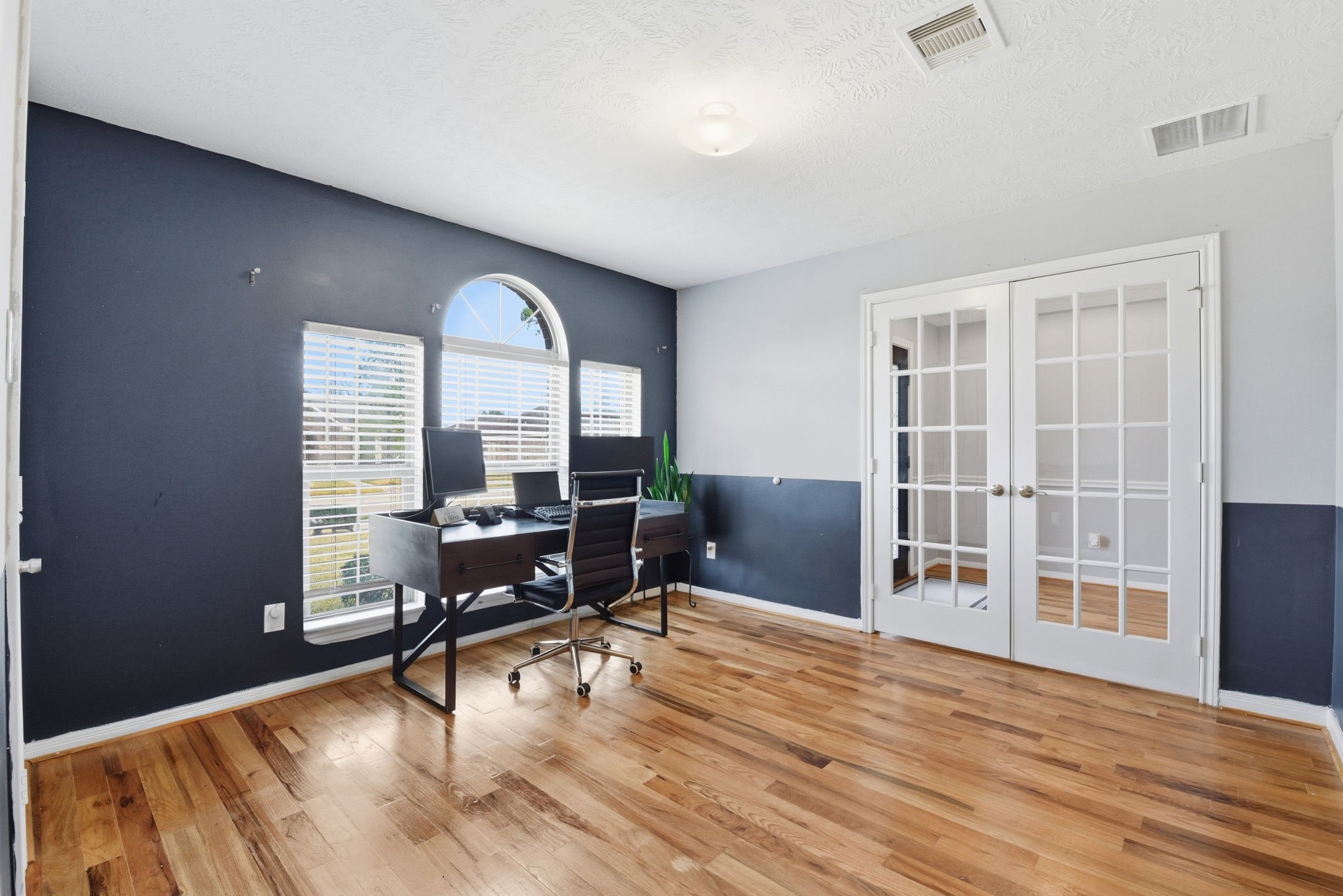 6534 Granbury Road Property Photo 3