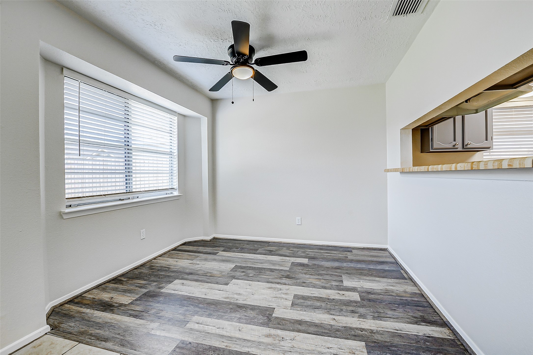 9842 Shell Rock Road Property Photo 6