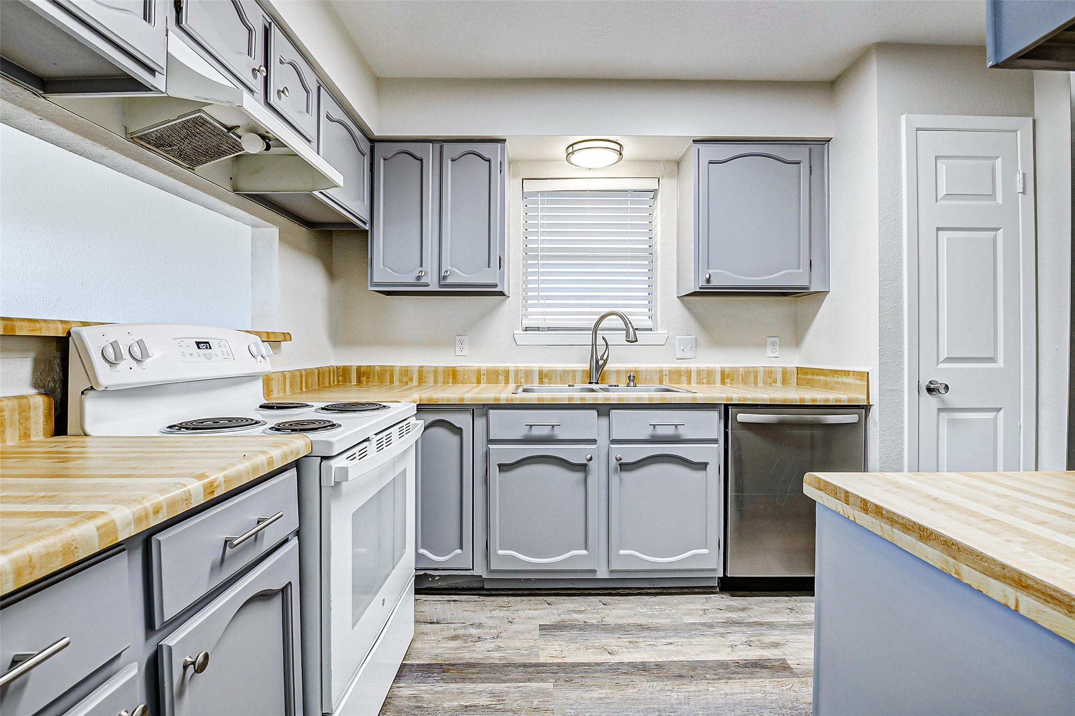 9842 Shell Rock Road Property Photo 8